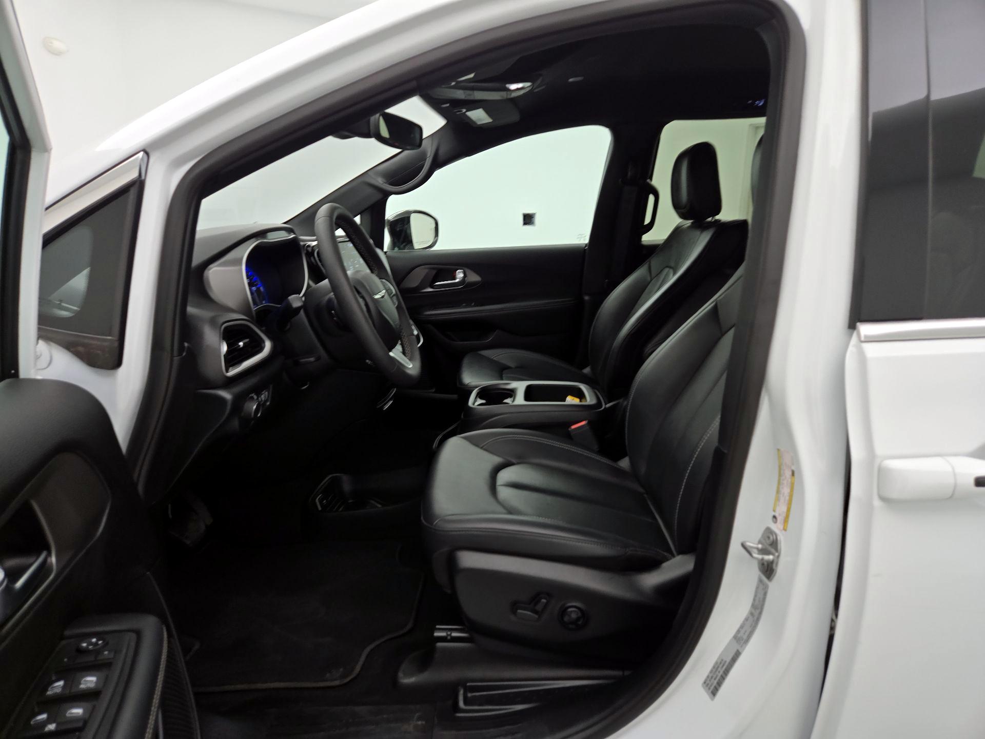 Thumbnail: 2025 Chrysler Voyager - 11