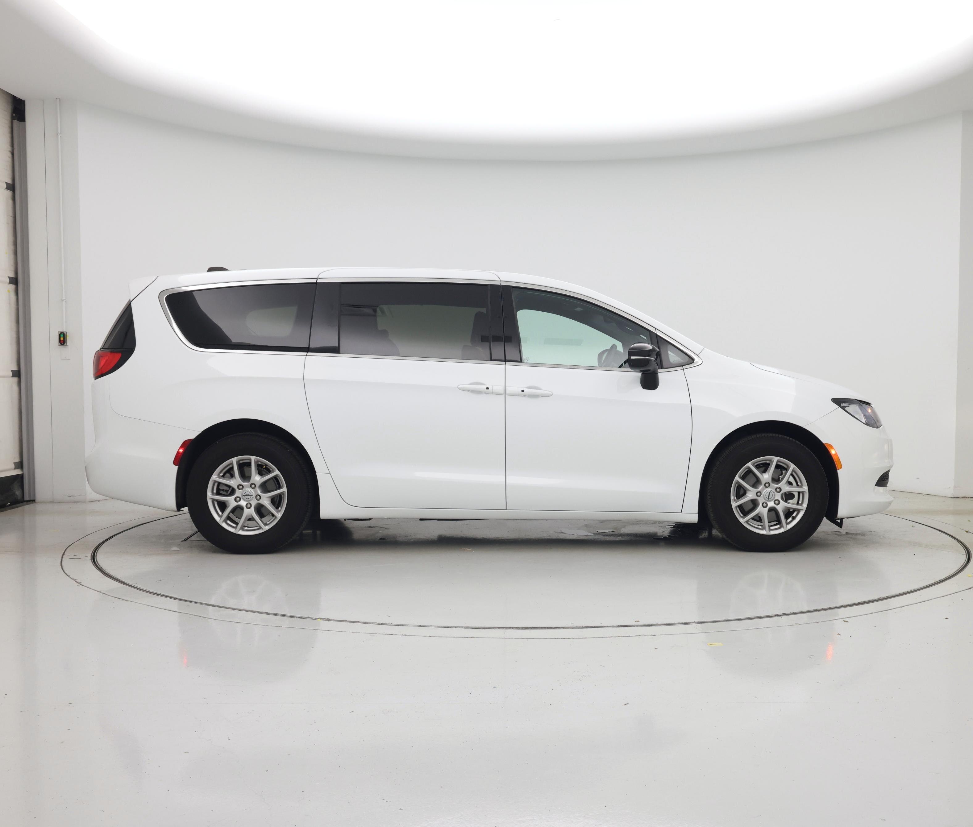 Thumbnail: 2025 Chrysler Voyager - 7