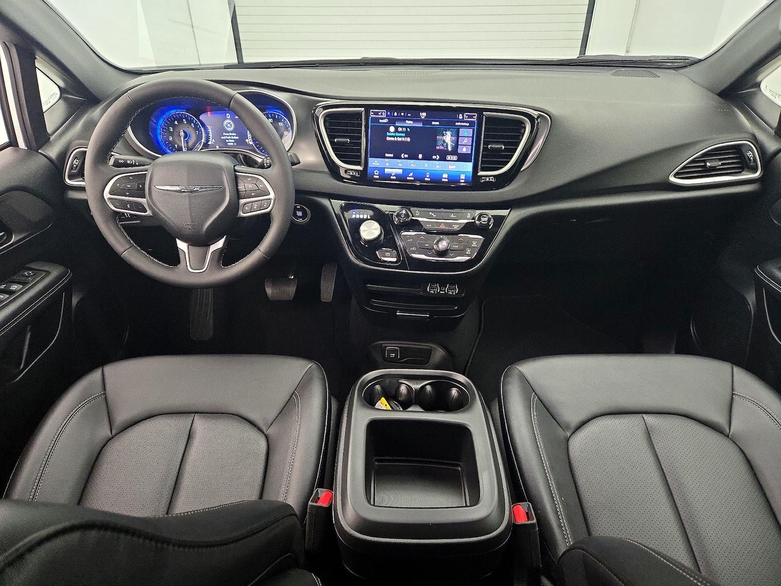 2025 Chrysler Voyager LX - Photo 10