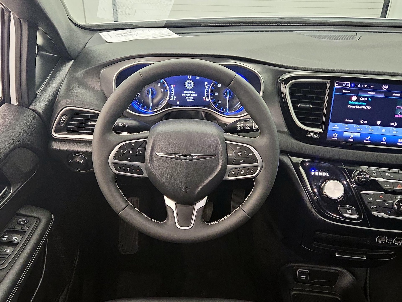 2025 Chrysler Voyager LX - Photo 11