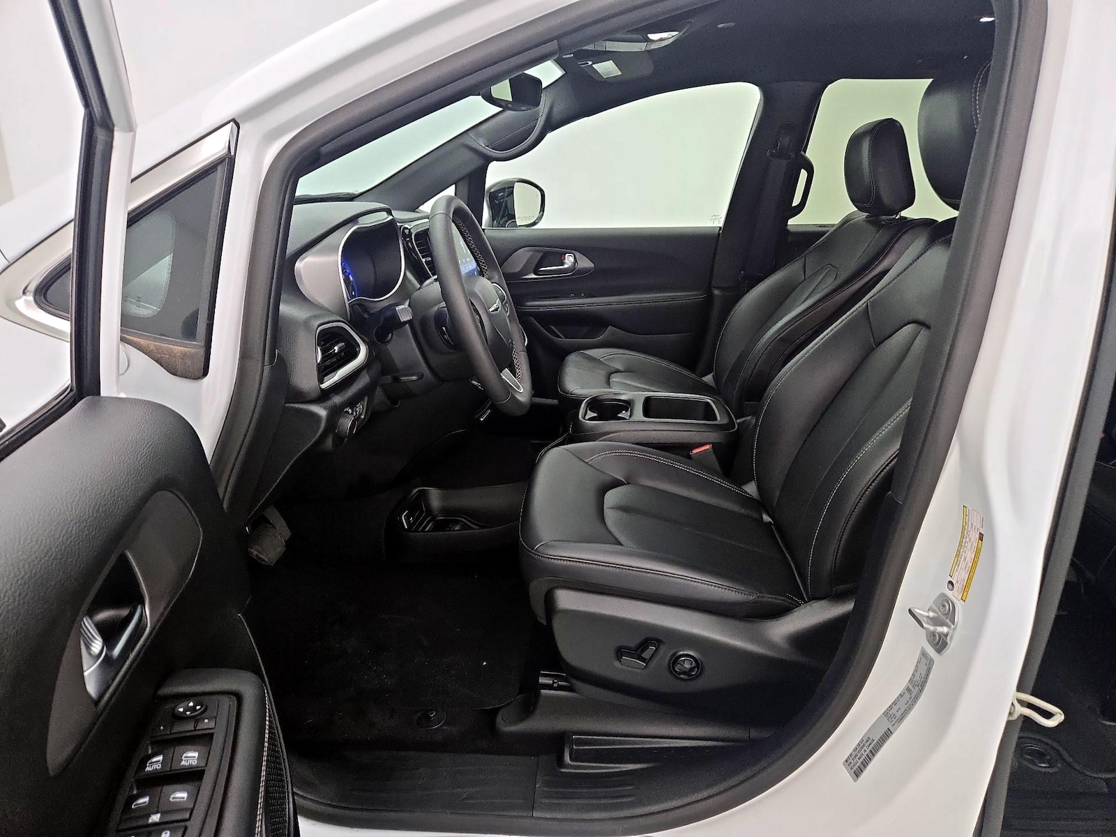 2025 Chrysler Voyager LX - Photo 12