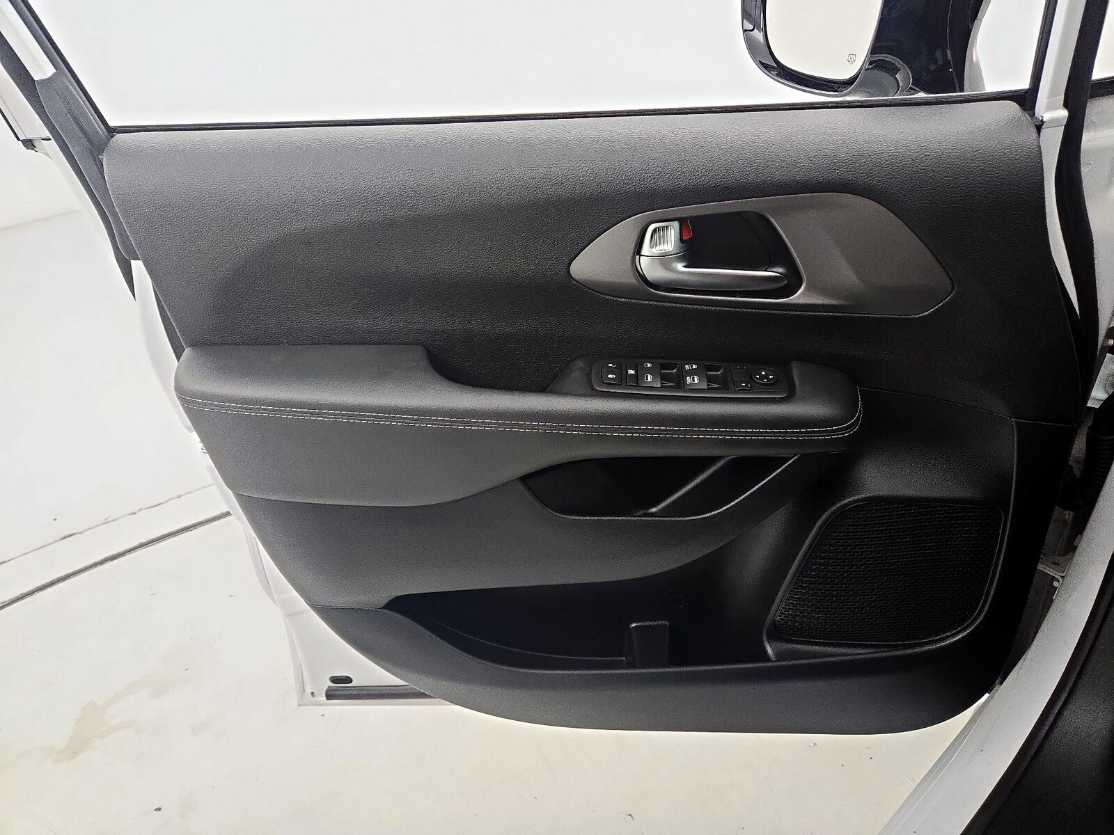 2025 Chrysler Voyager LX - Photo 13