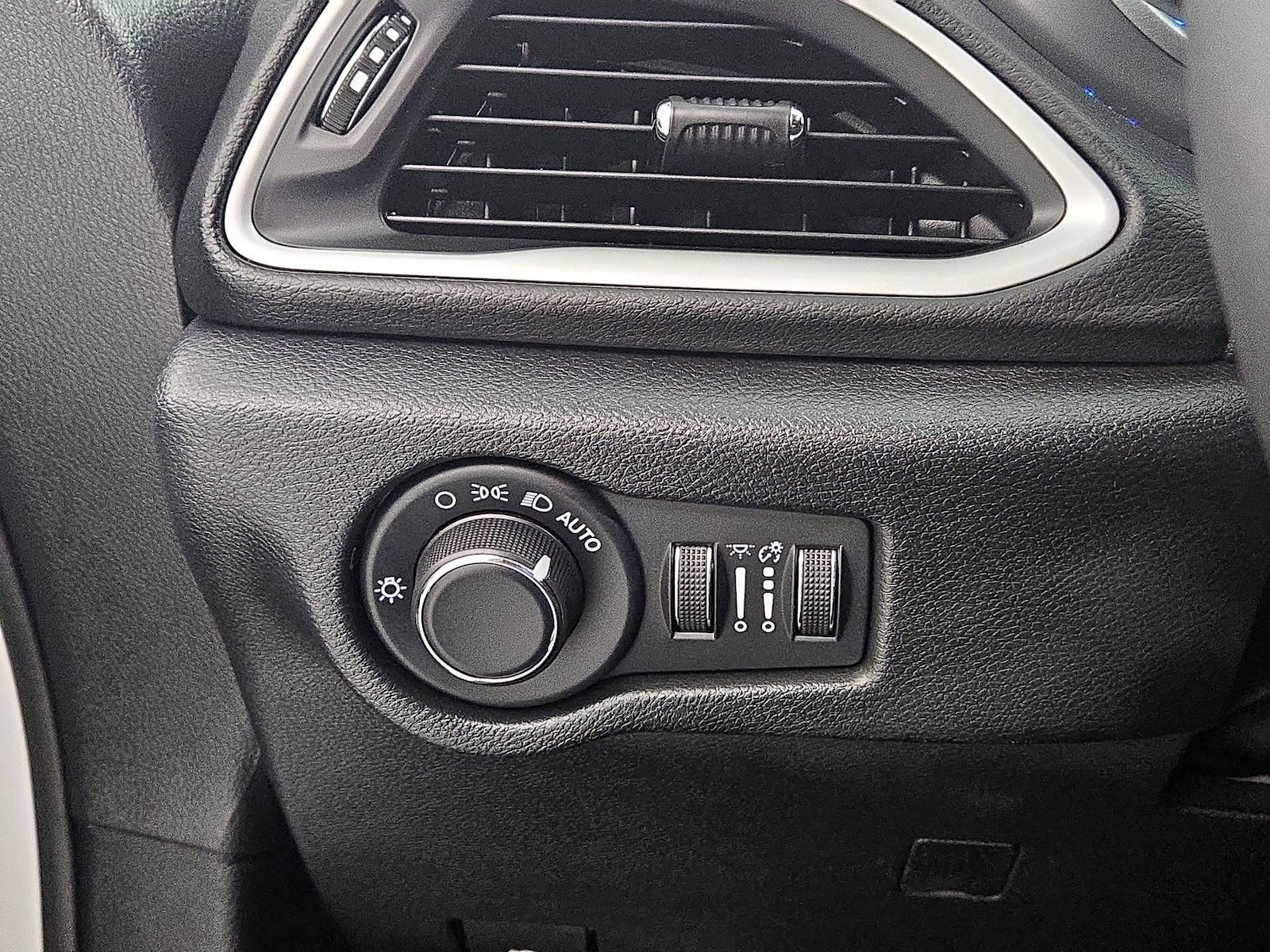 2025 Chrysler Voyager LX - Photo 14