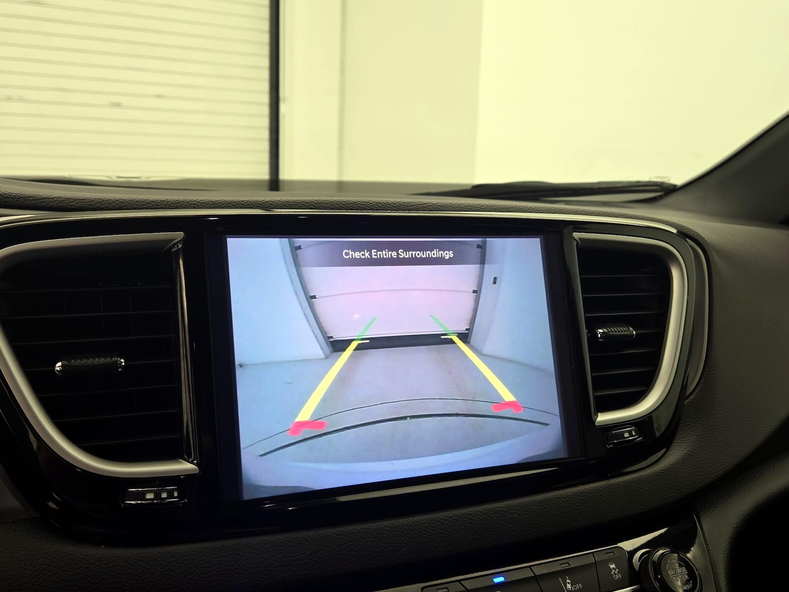 2025 Chrysler Voyager LX - Photo 15