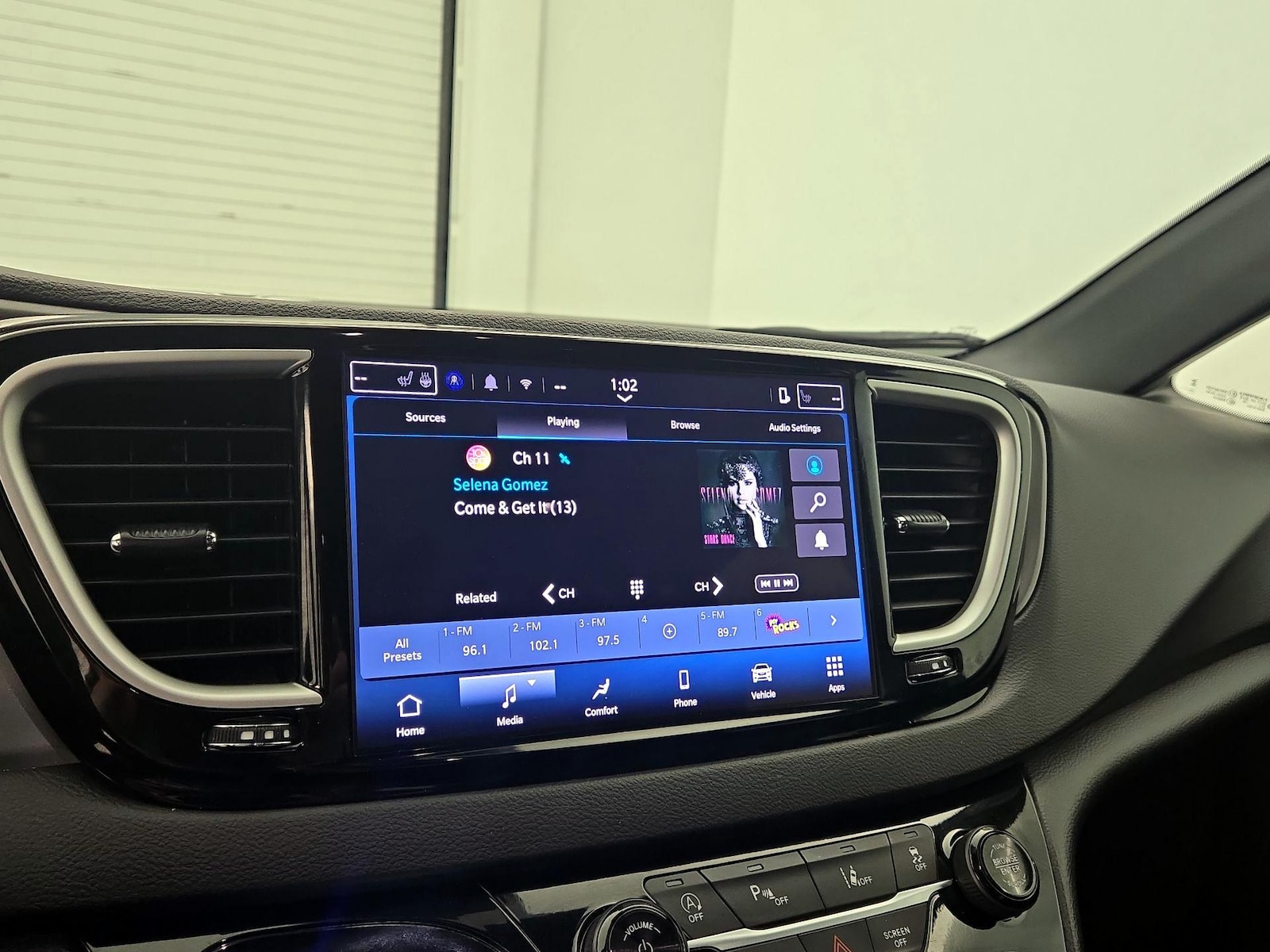 2025 Chrysler Voyager LX - Photo 16