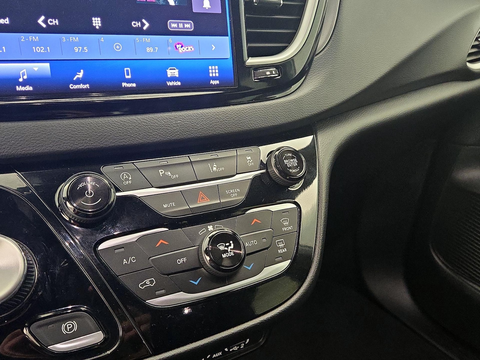 2025 Chrysler Voyager LX - Photo 17