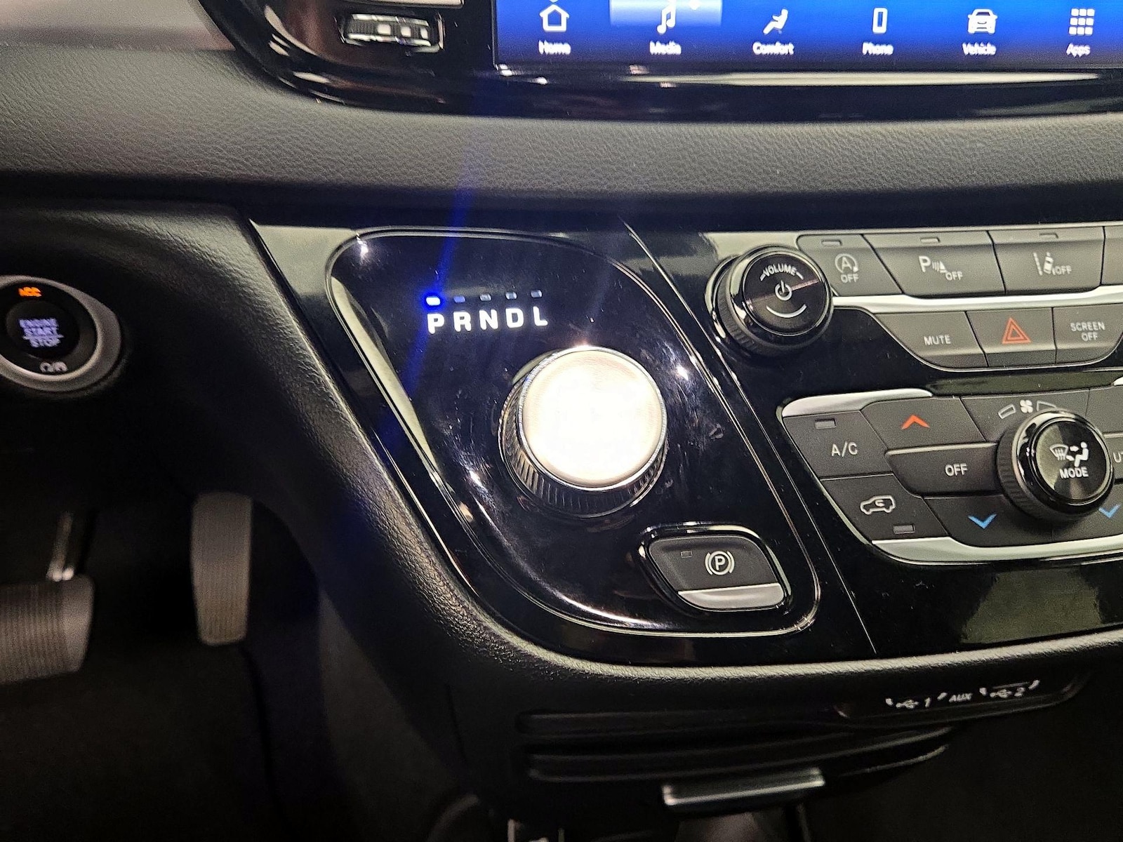 2025 Chrysler Voyager LX - Photo 18