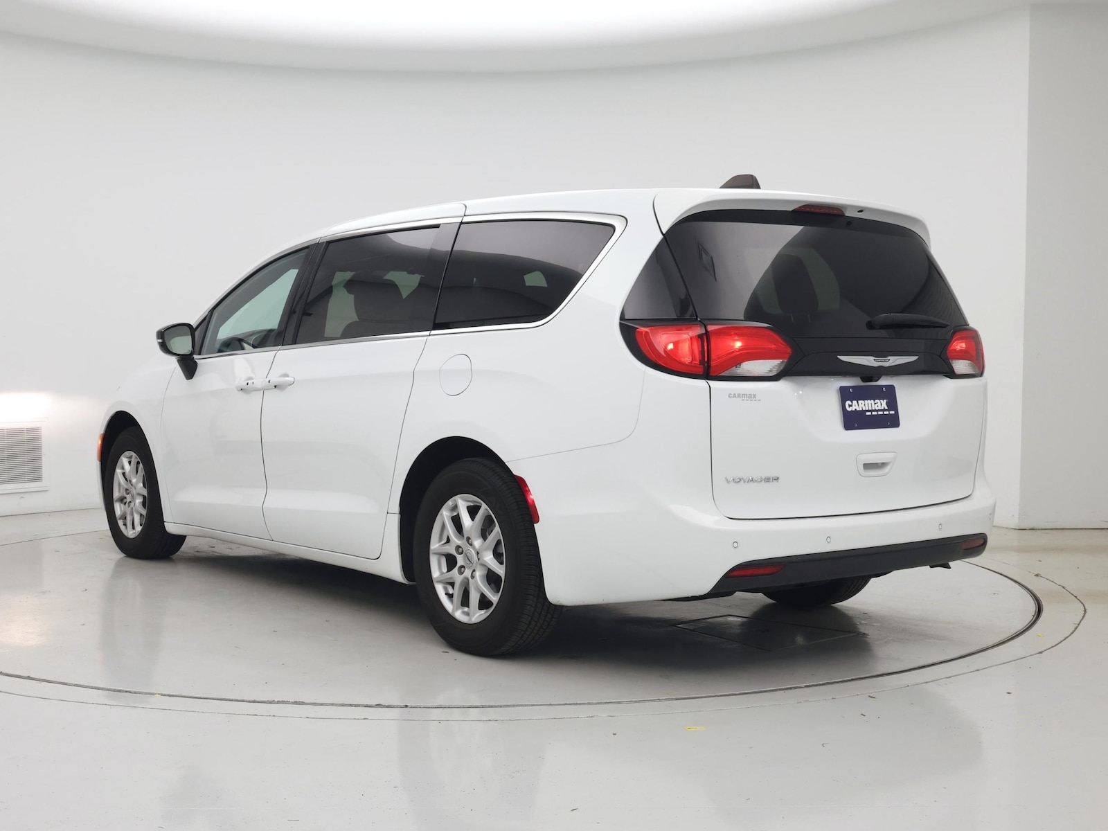 2025 Chrysler Voyager LX - Photo 3
