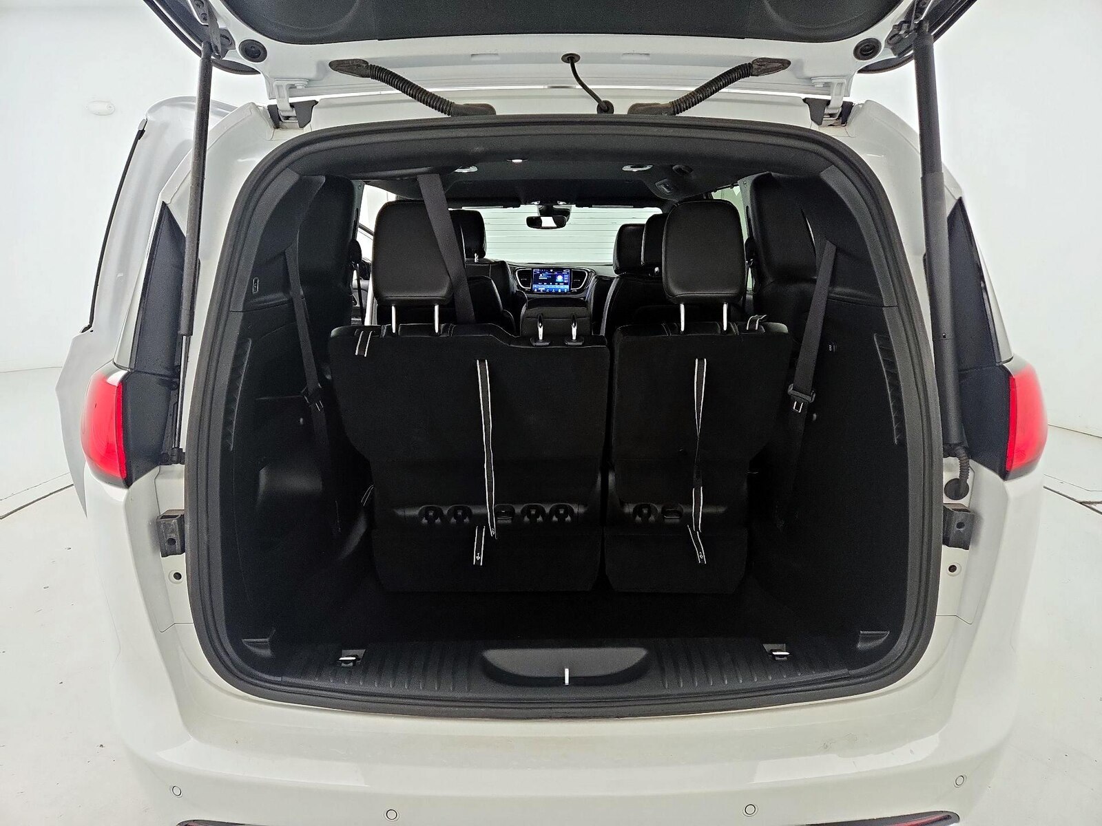 2025 Chrysler Voyager LX - Photo 22