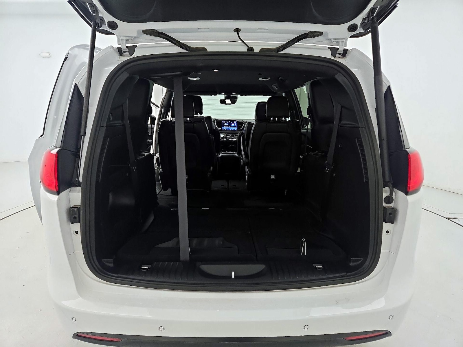 2025 Chrysler Voyager LX - Photo 23