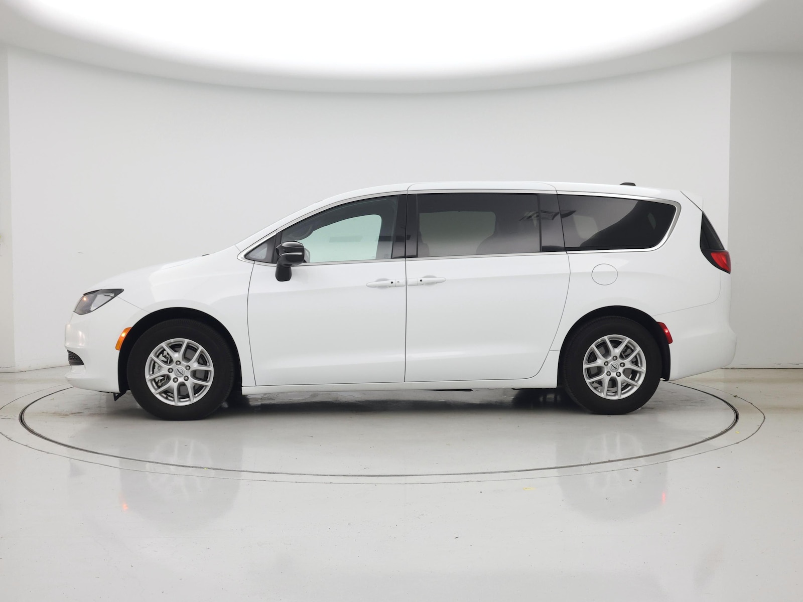 2025 Chrysler Voyager LX - Photo 4
