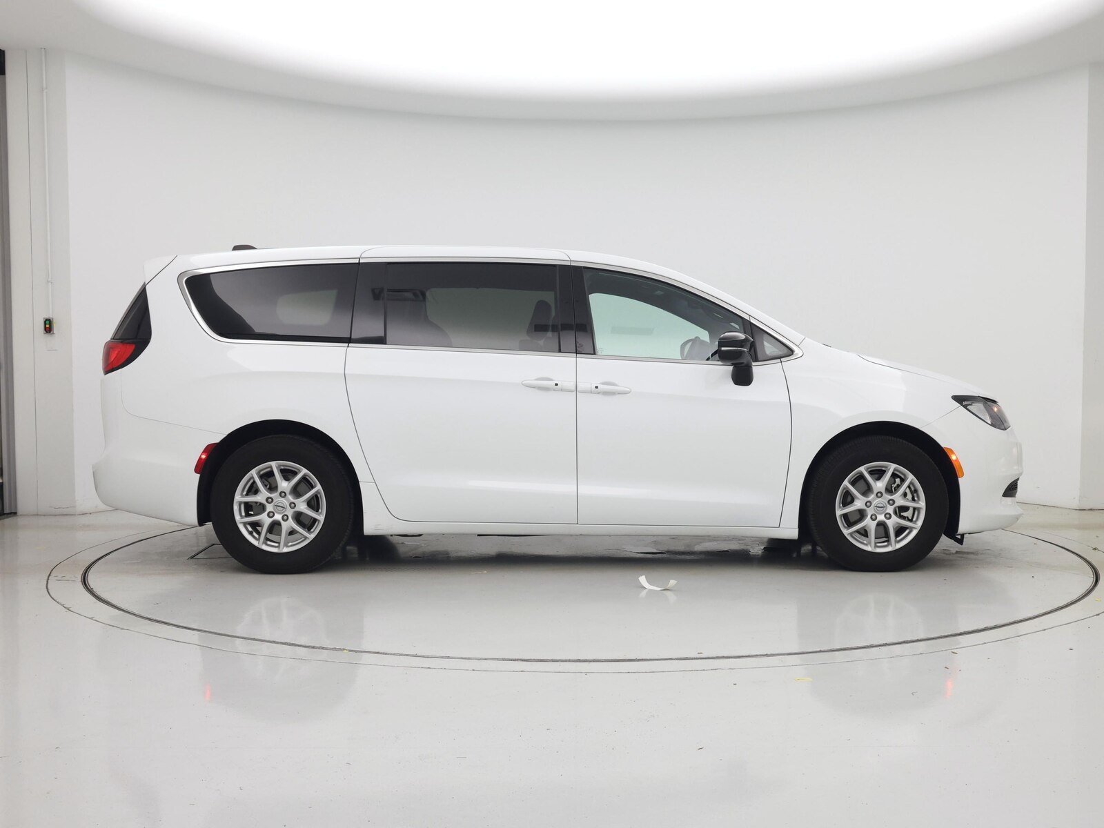 2025 Chrysler Voyager LX - Photo 8