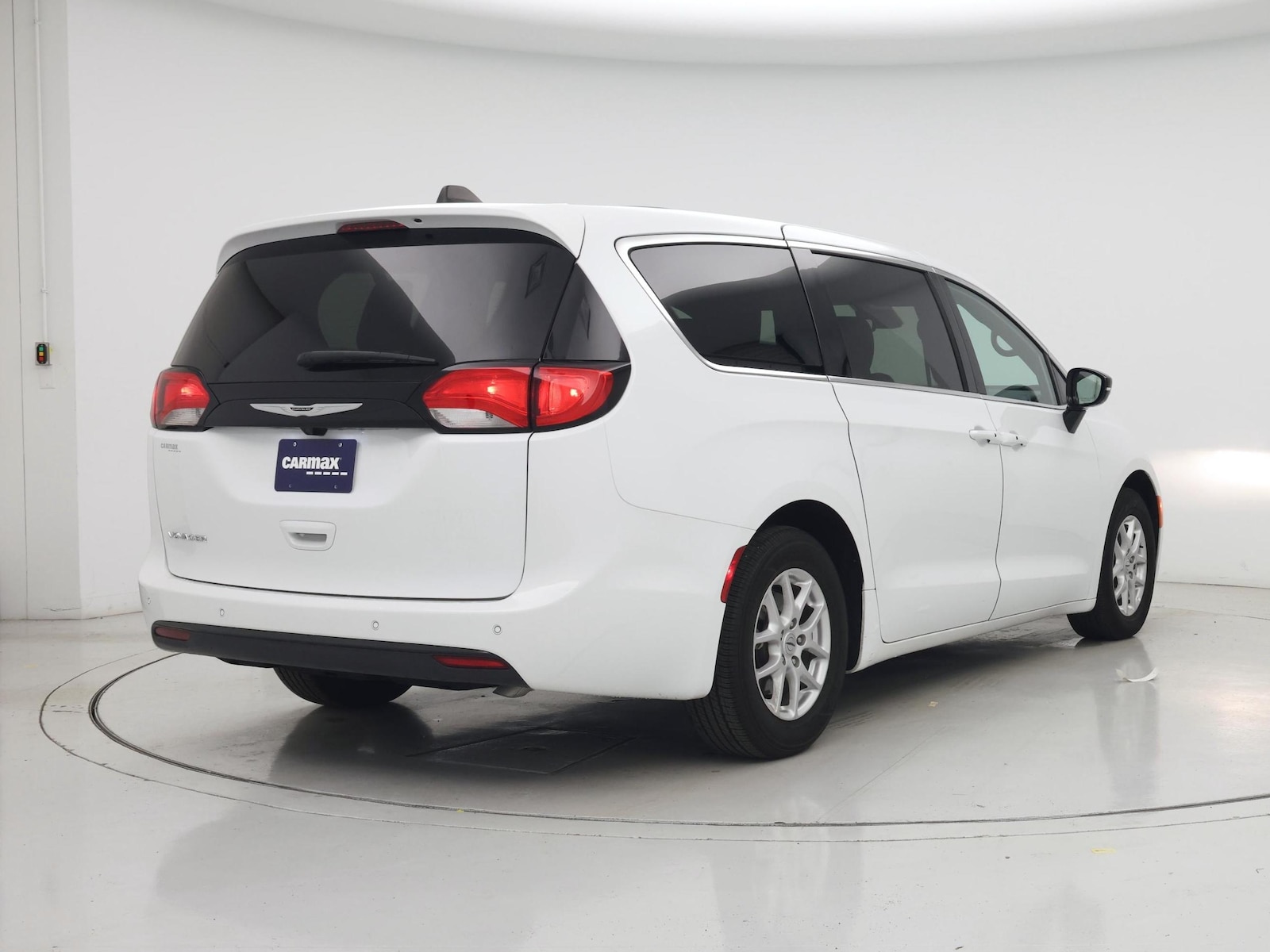 2025 Chrysler Voyager LX - Photo 9