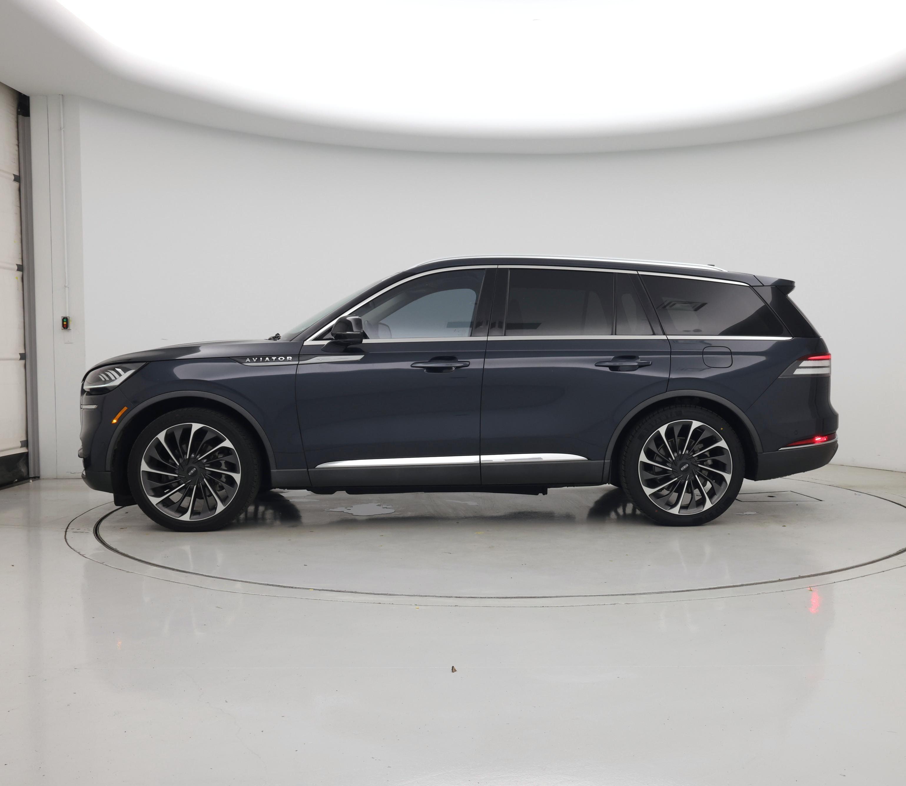 Thumbnail: 2021 Lincoln Aviator - 3