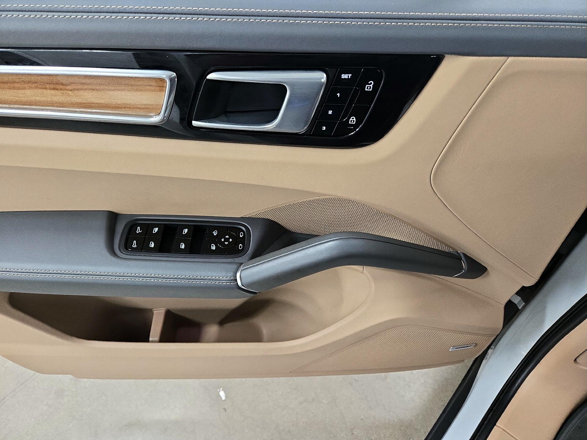 Thumbnail: 2021 Porsche Cayenne - 12