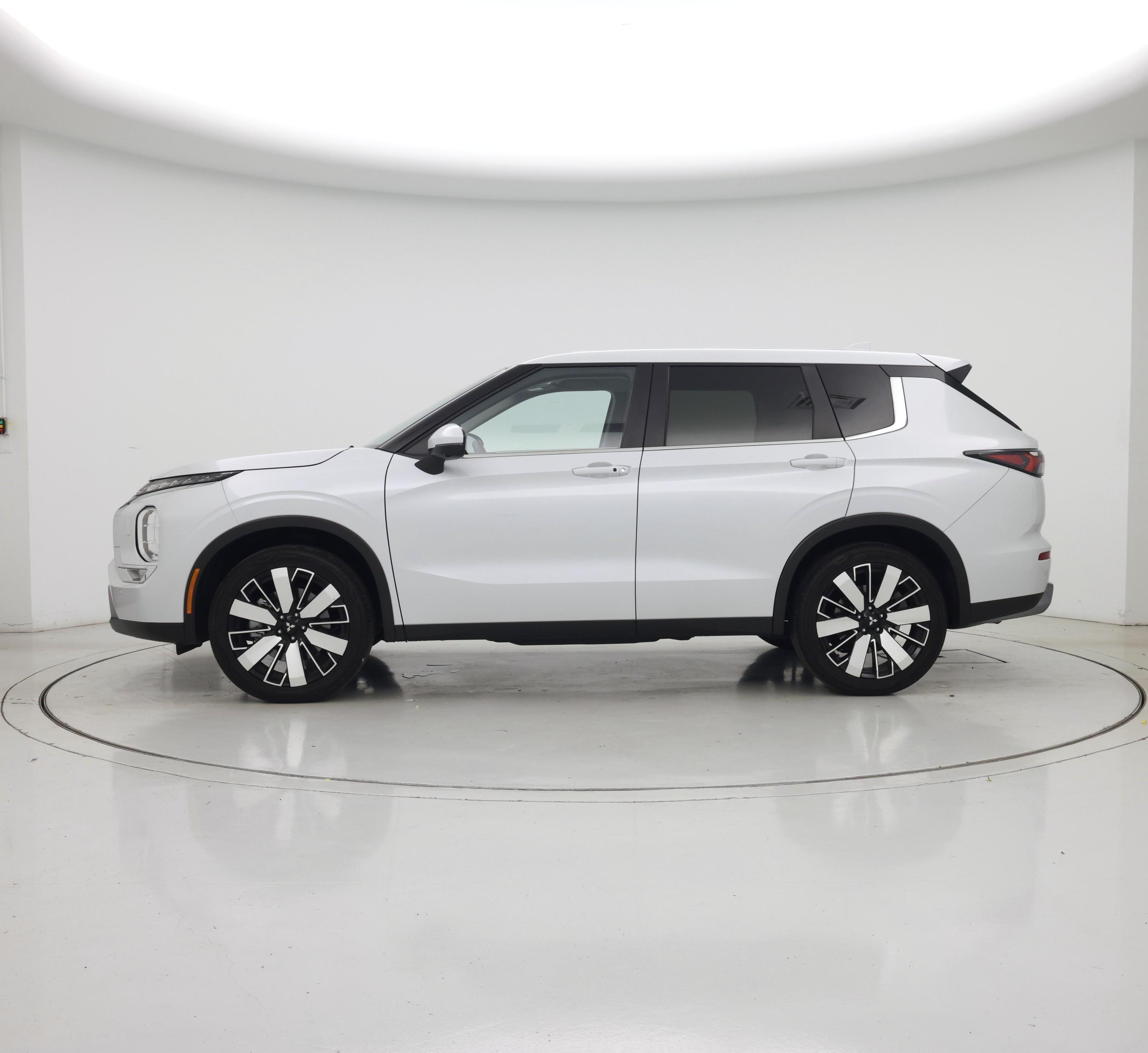 Thumbnail: 2025 Mitsubishi Outlander - 3
