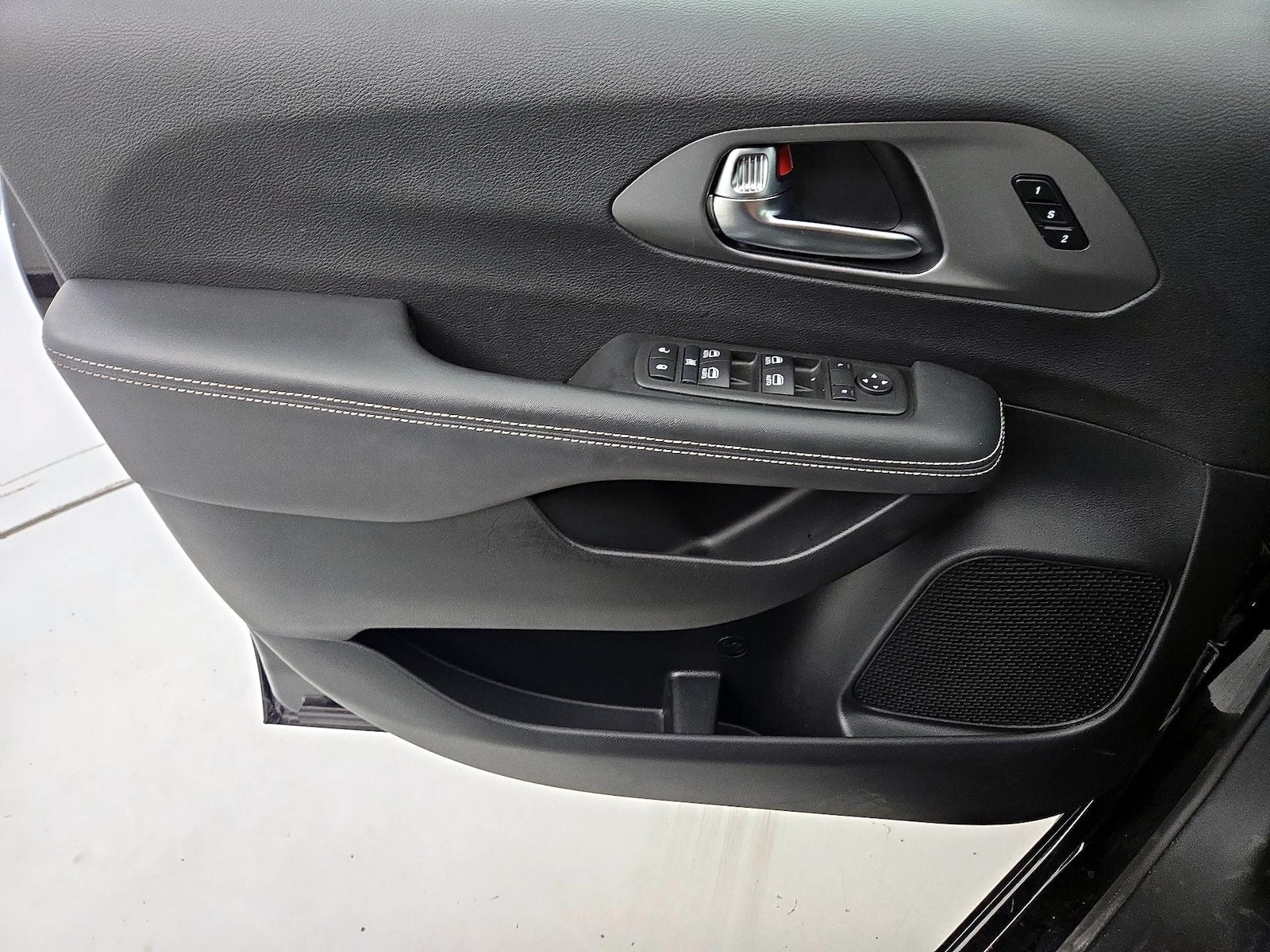 2025 Chrysler Pacifica Select - Photo 13