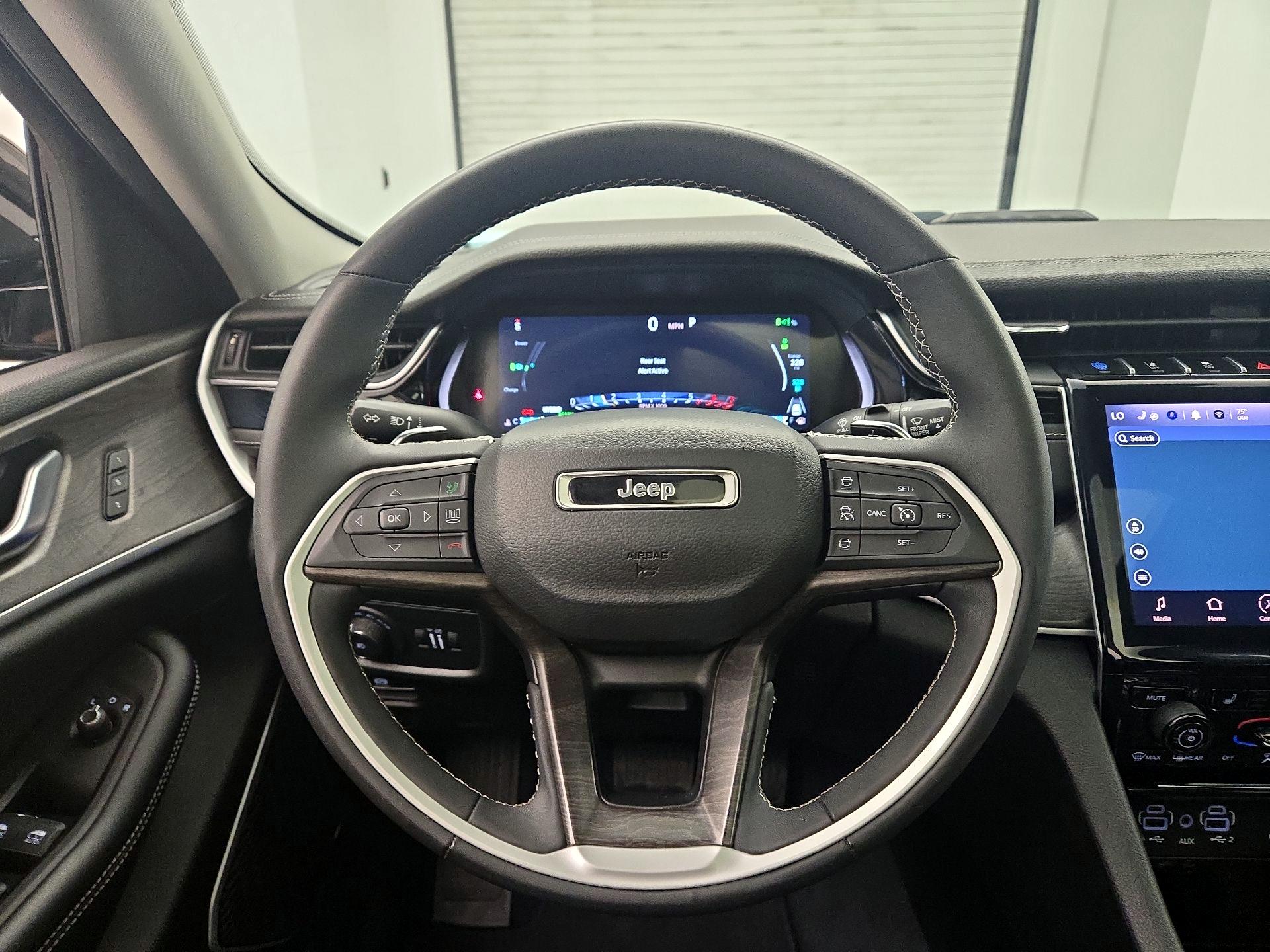 Thumbnail: 2023 Jeep Grand Cherokee - 10