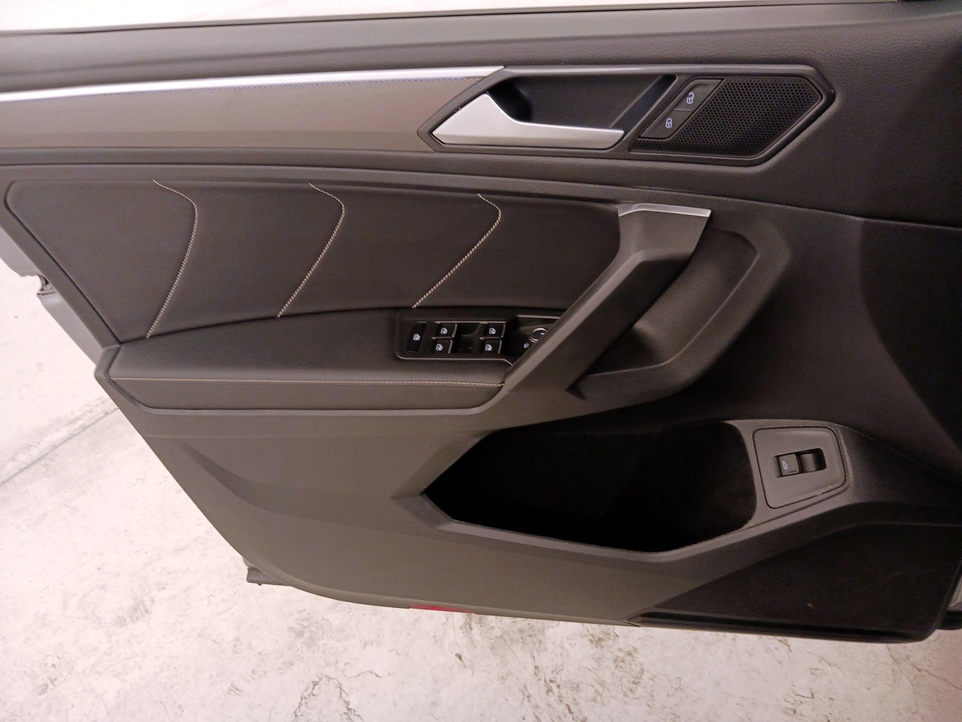 Thumbnail: 2023 Volkswagen Tiguan - 12
