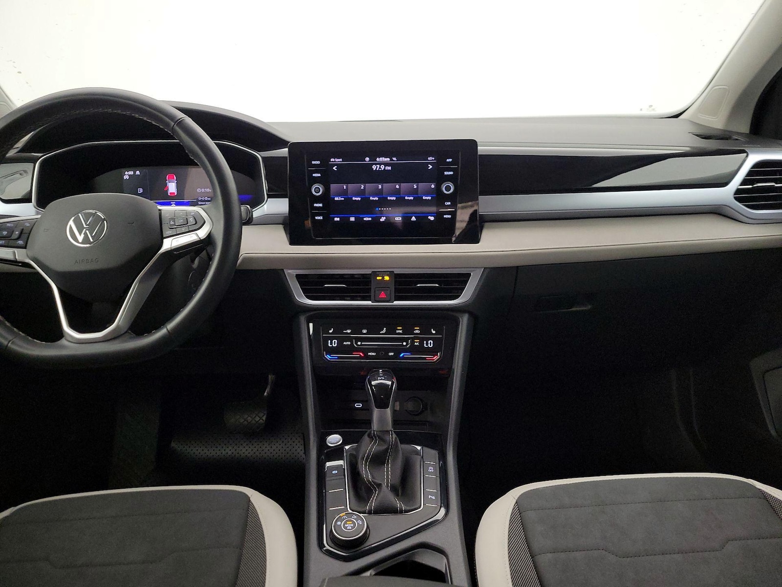 2025 Volkswagen Taos SE - Photo 10