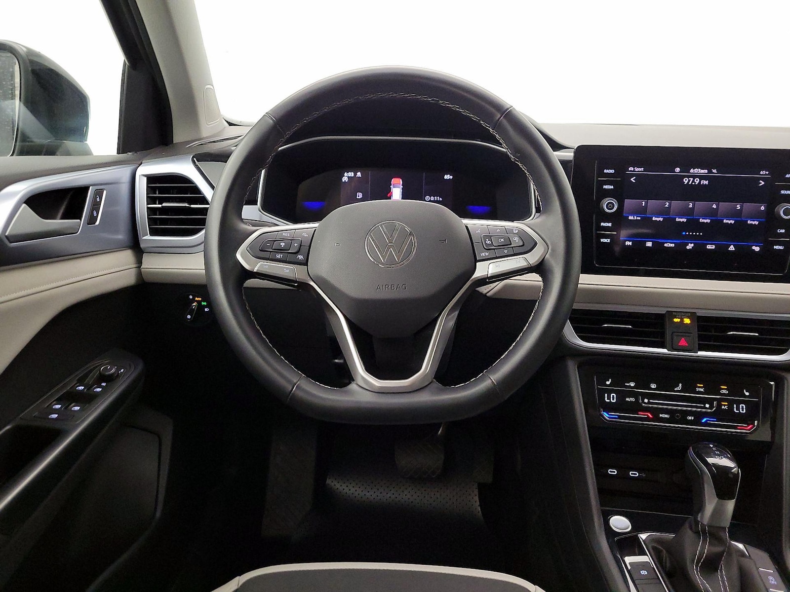 2025 Volkswagen Taos SE - Photo 11