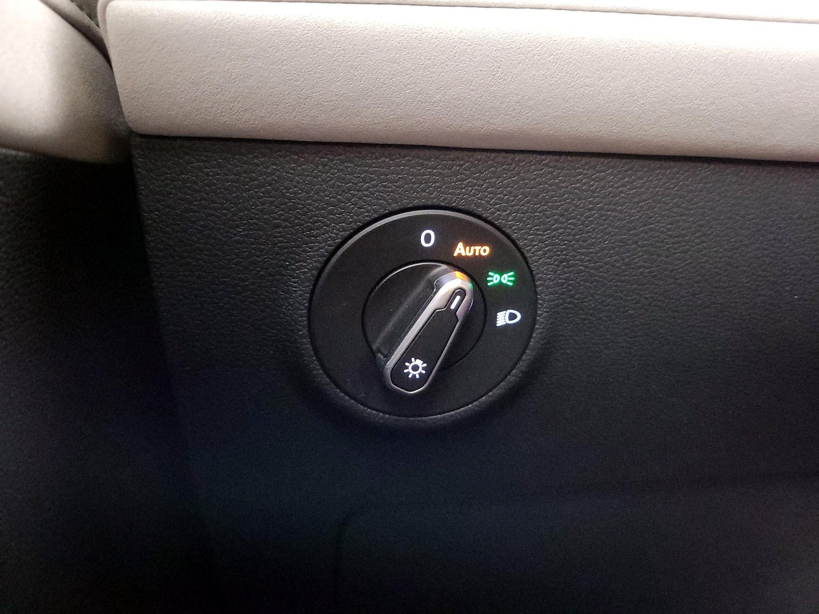 2025 Volkswagen Taos SE - Photo 14