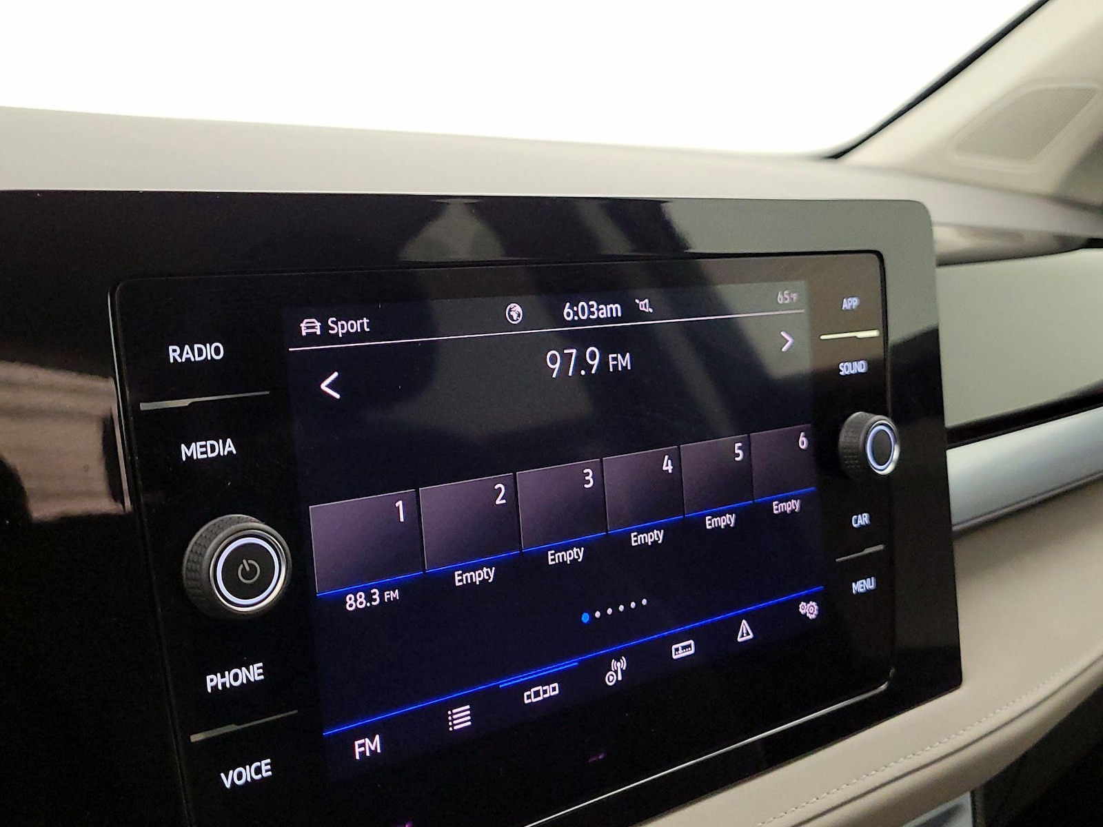 2025 Volkswagen Taos SE - Photo 16