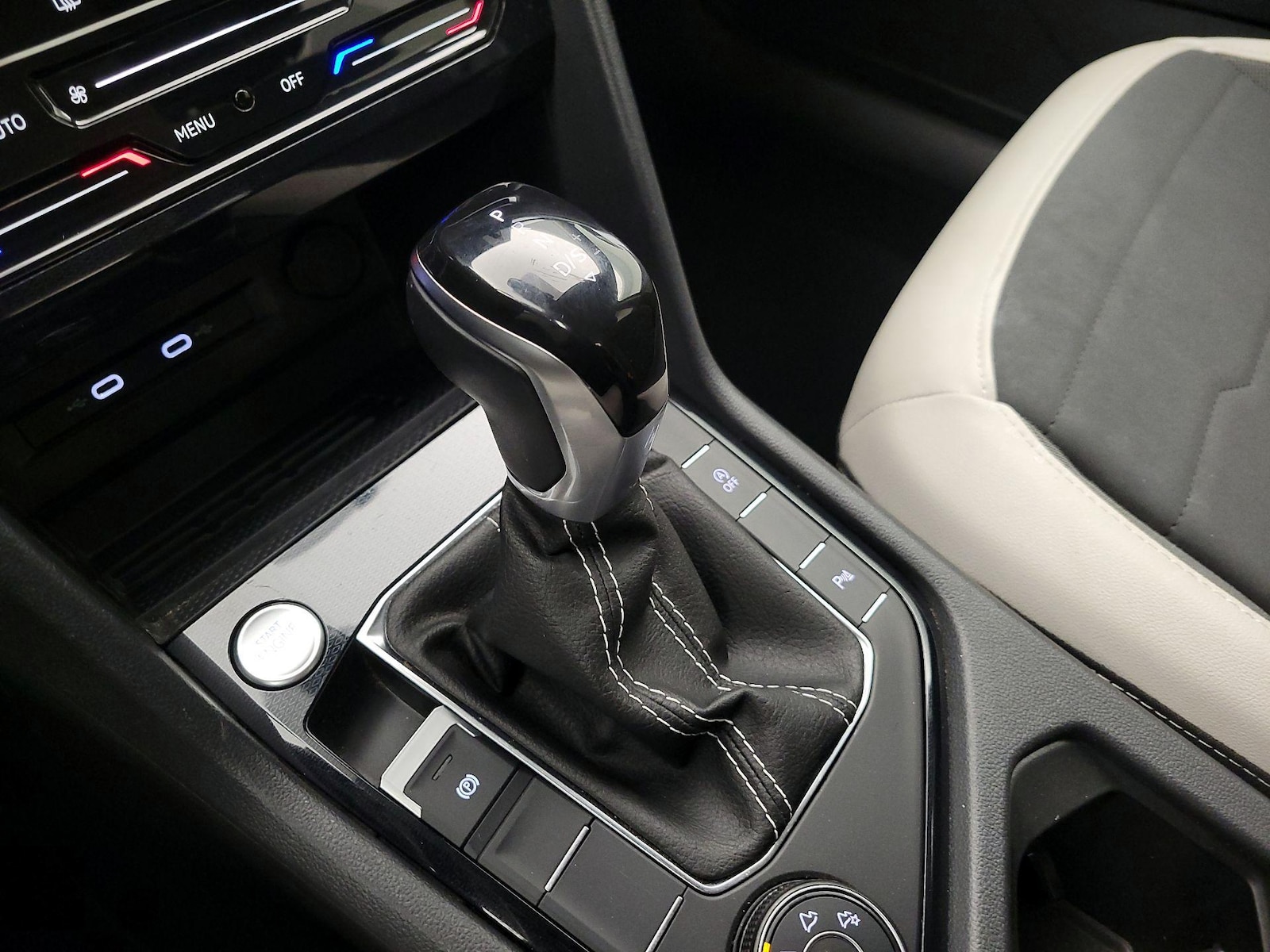 2025 Volkswagen Taos SE - Photo 18
