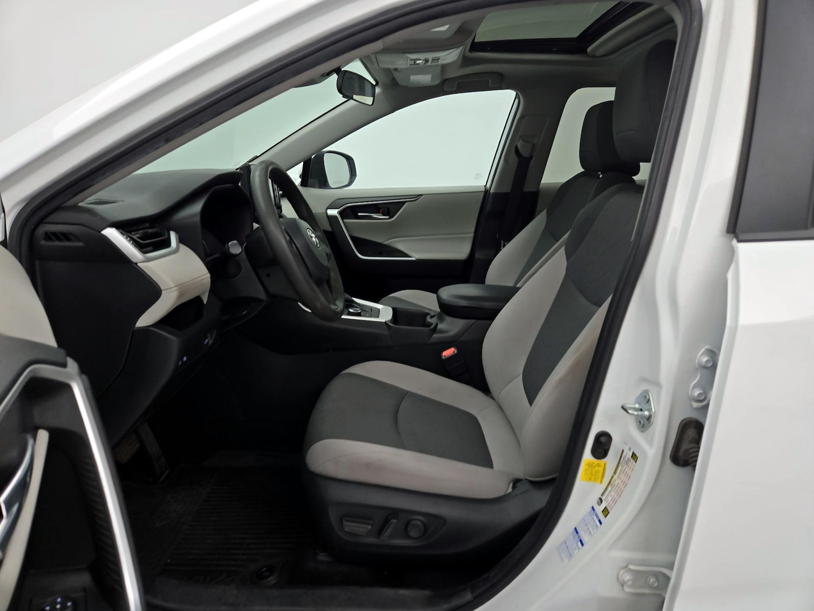 2022 Toyota RAV4 XLE - Photo 12