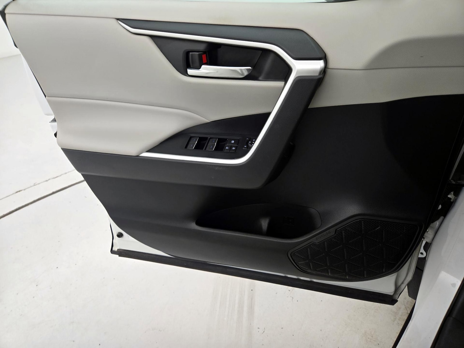 2022 Toyota RAV4 XLE - Photo 13