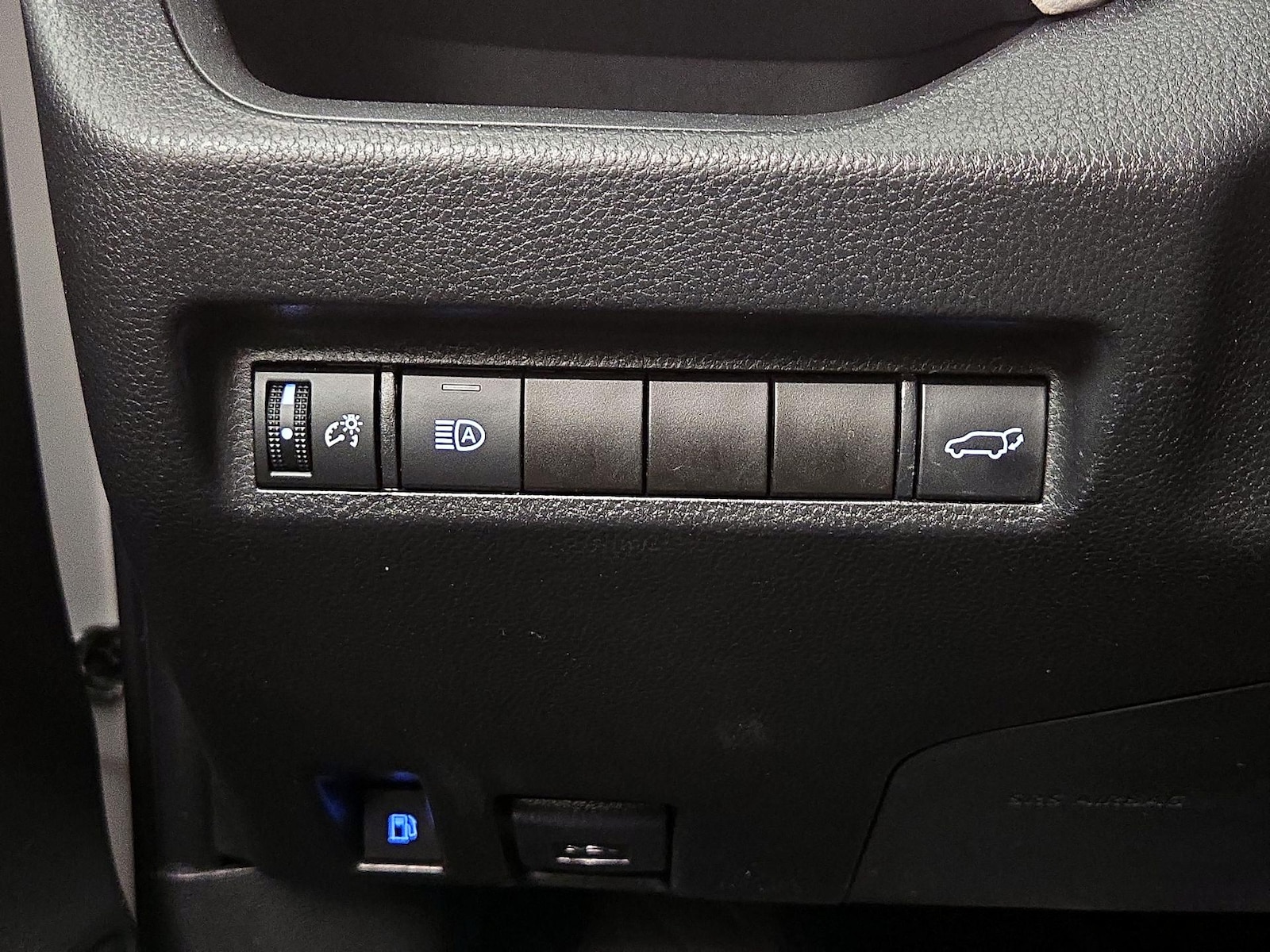 2022 Toyota RAV4 XLE - Photo 14