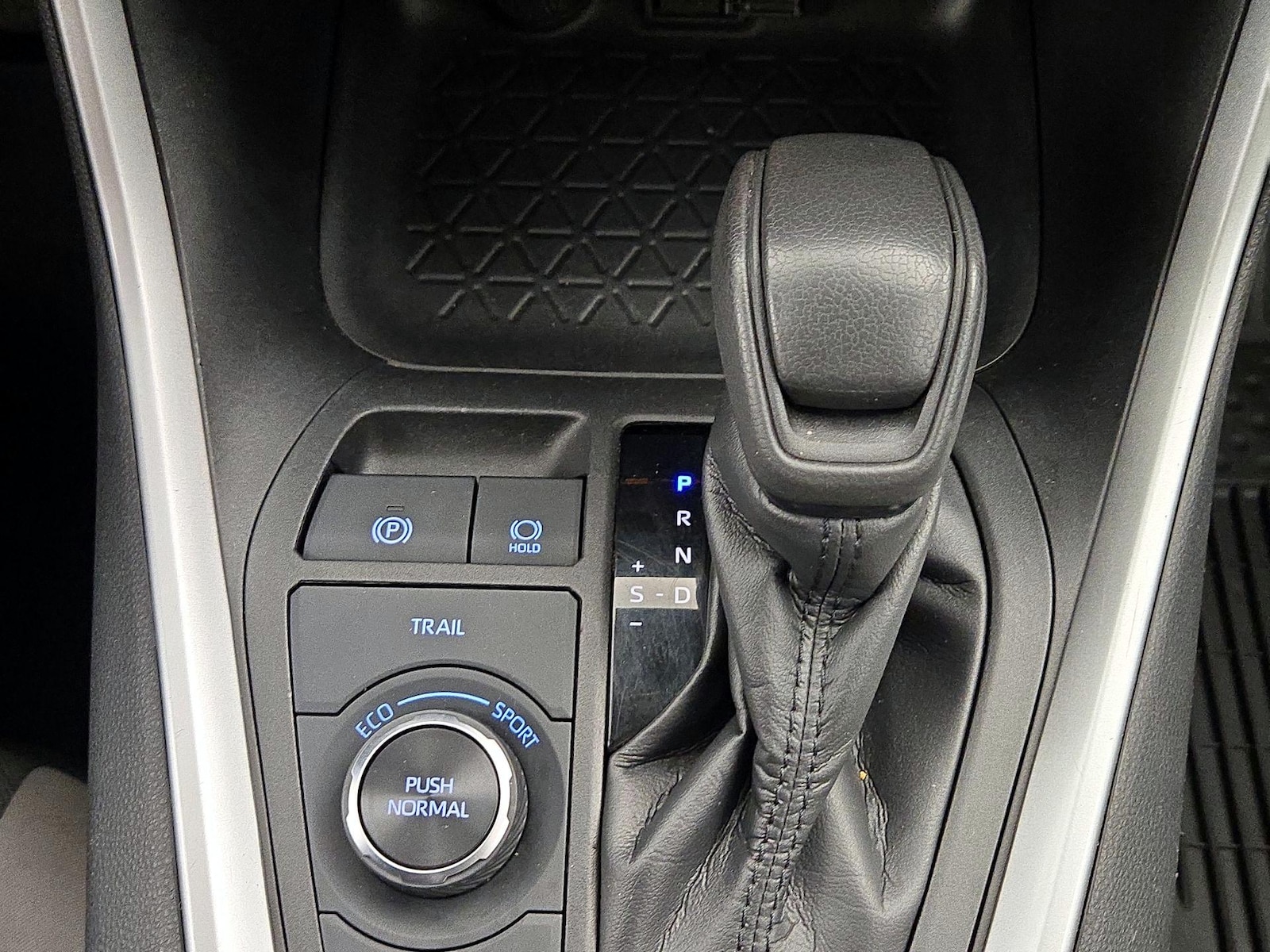2022 Toyota RAV4 XLE - Photo 18