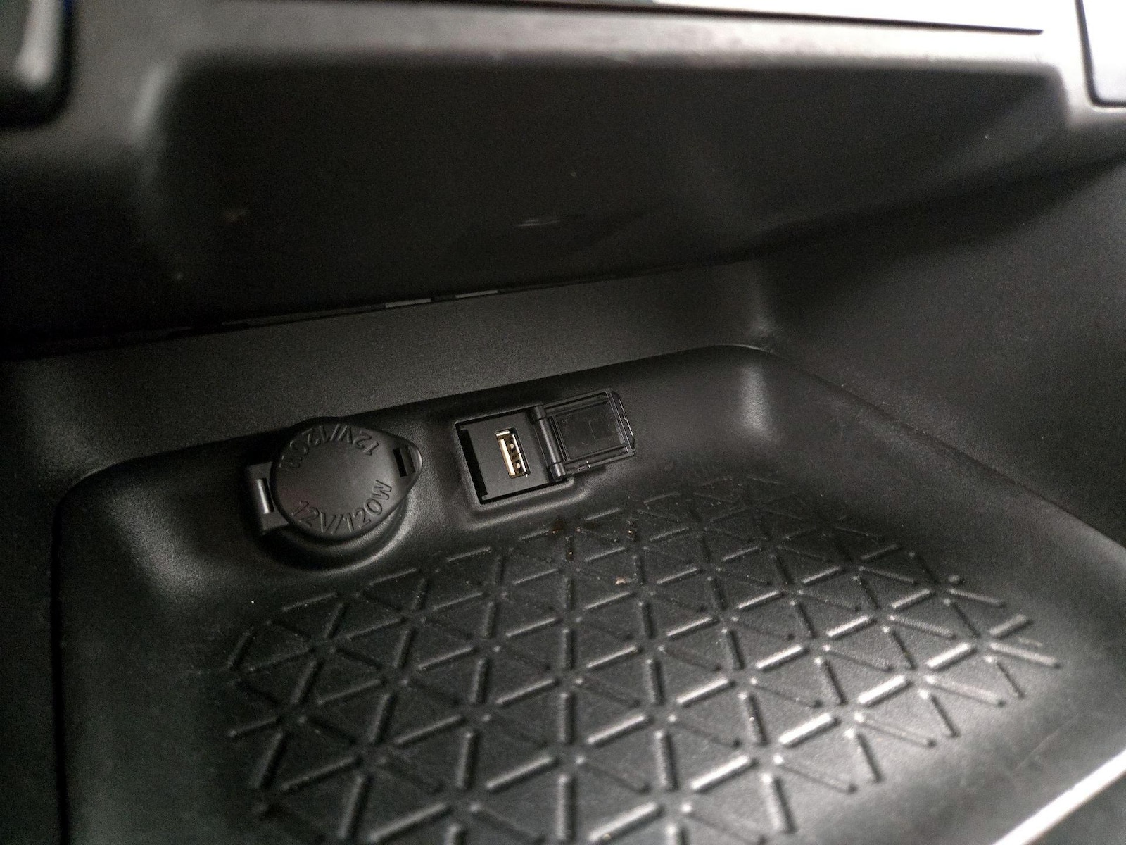 2022 Toyota RAV4 XLE - Photo 19