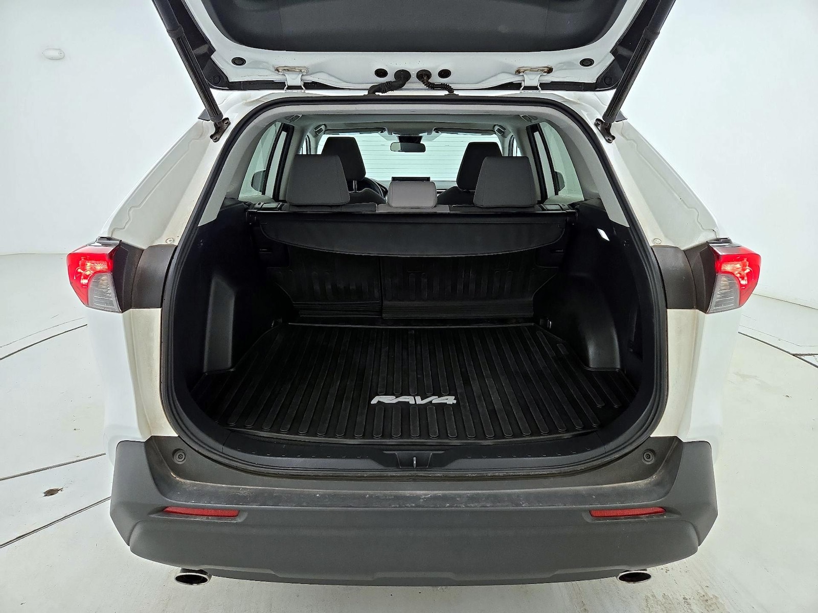 2022 Toyota RAV4 XLE - Photo 22