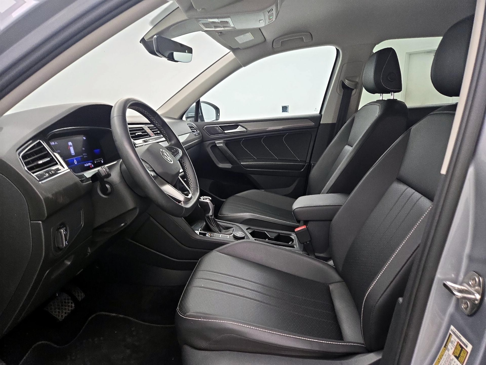2023 Volkswagen Tiguan SE - Photo 12