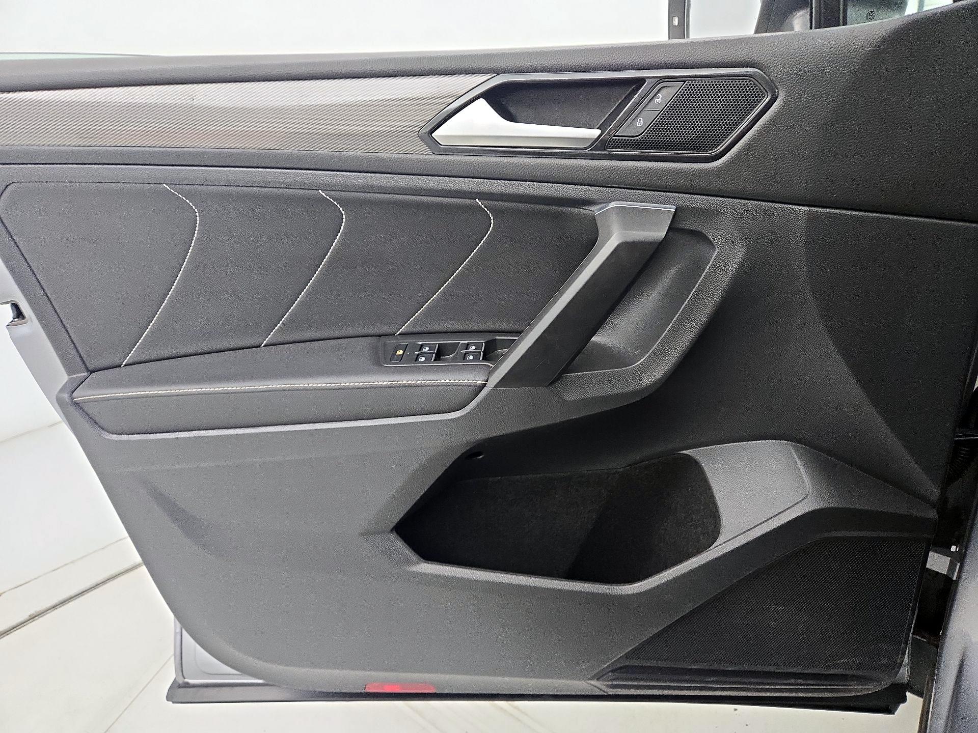 Thumbnail: 2023 Volkswagen Tiguan - 12