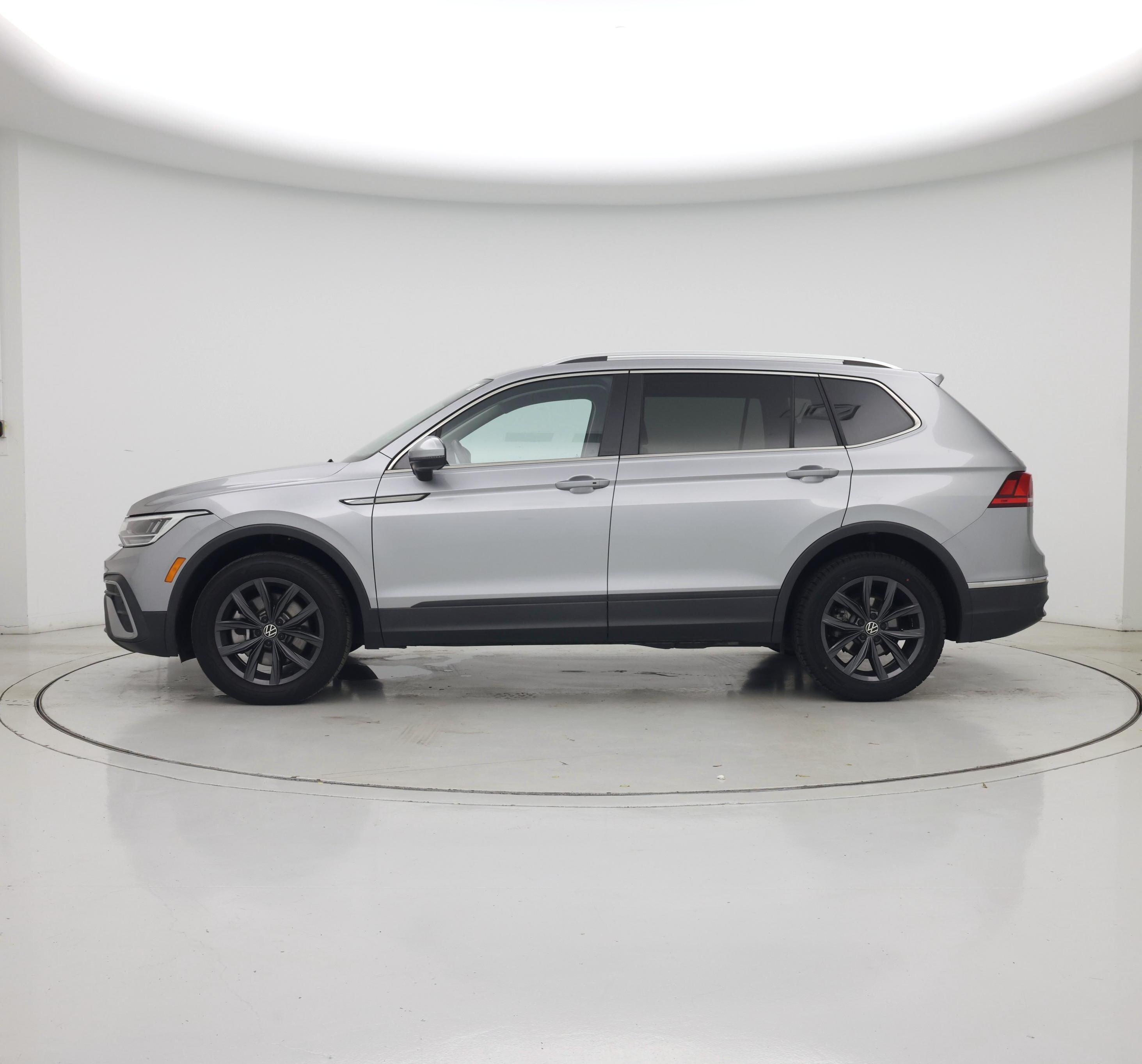 Thumbnail: 2023 Volkswagen Tiguan - 3