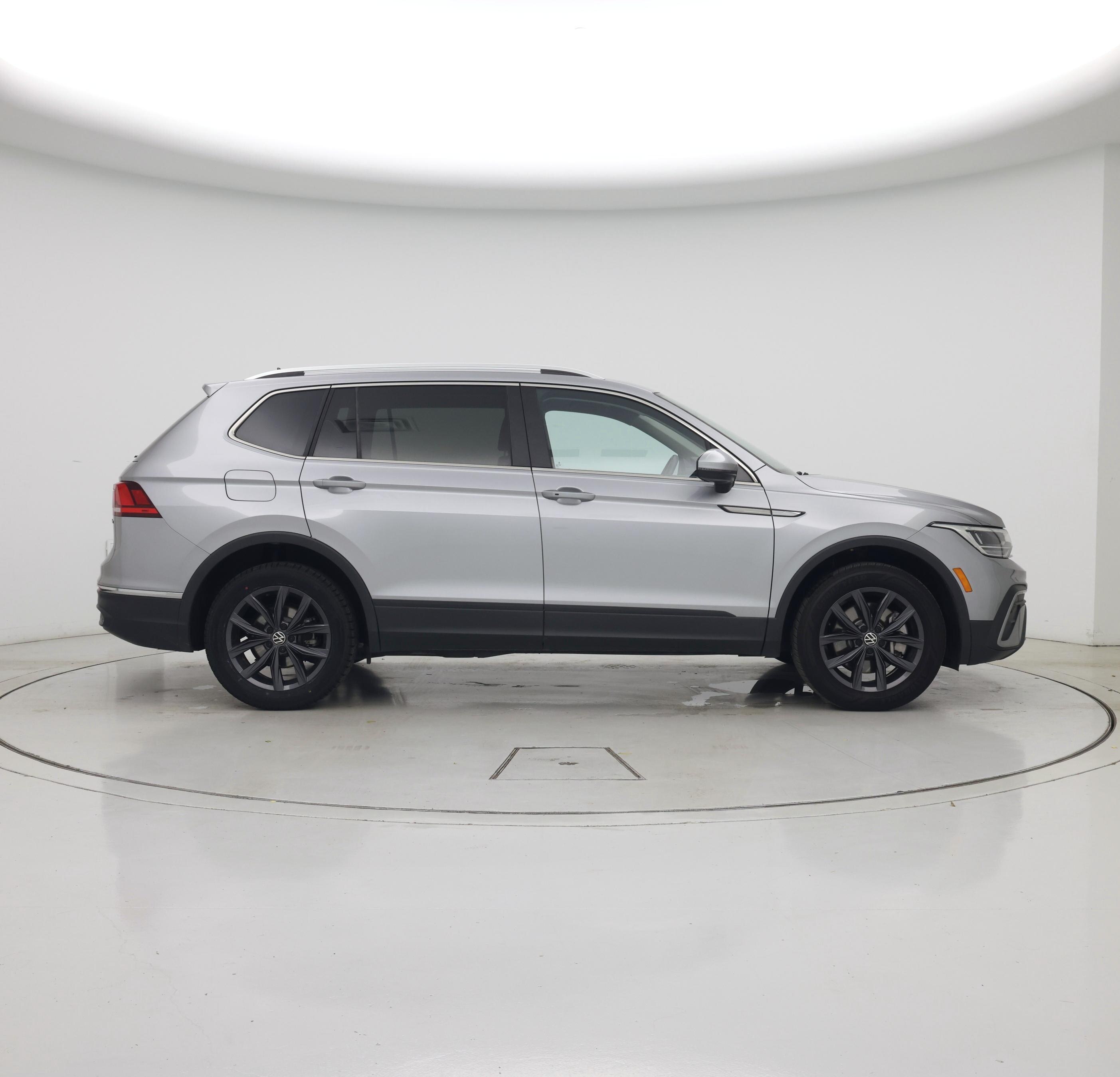 Thumbnail: 2023 Volkswagen Tiguan - 7