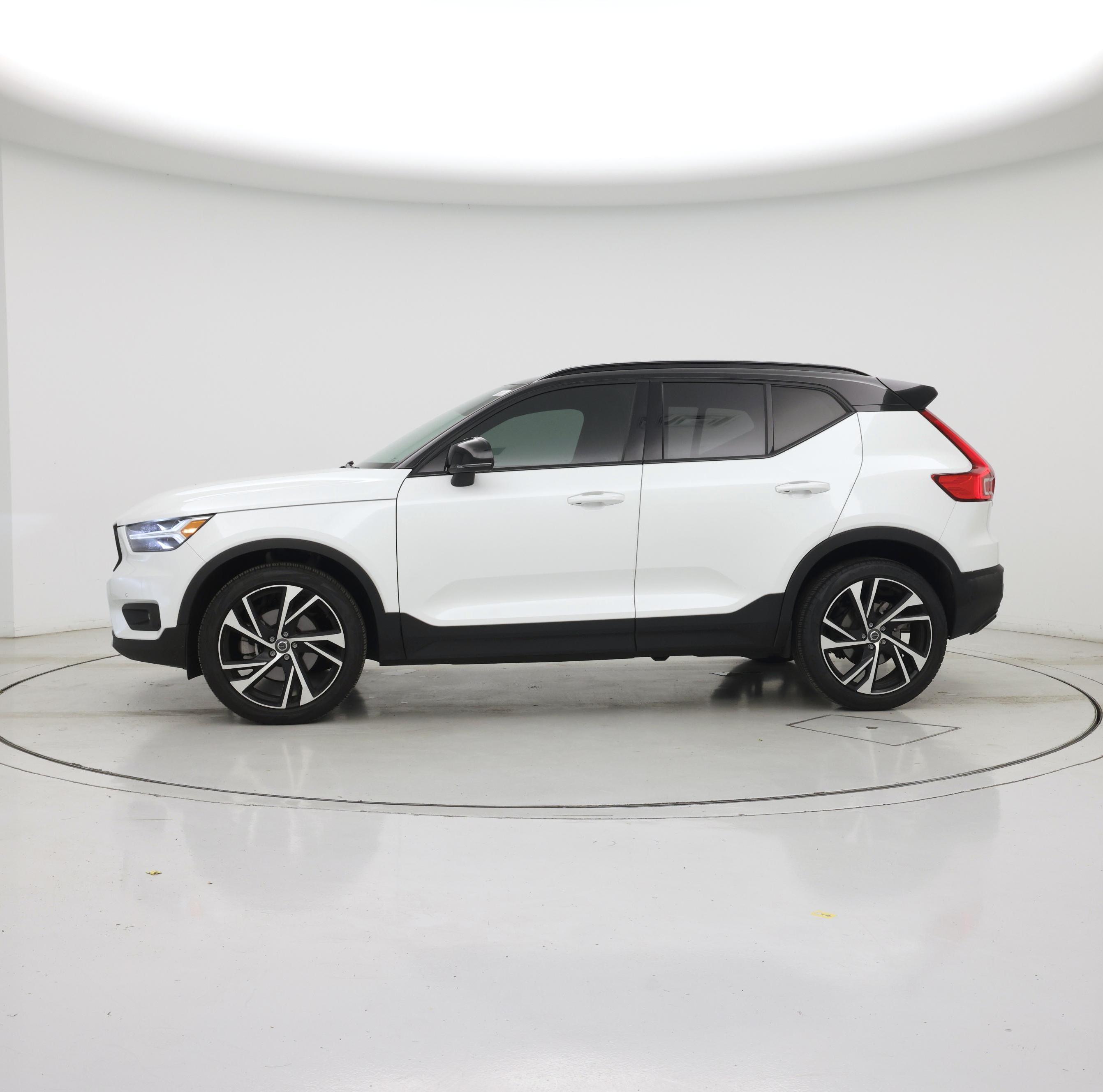 Thumbnail: 2021 Volvo XC40 - 3