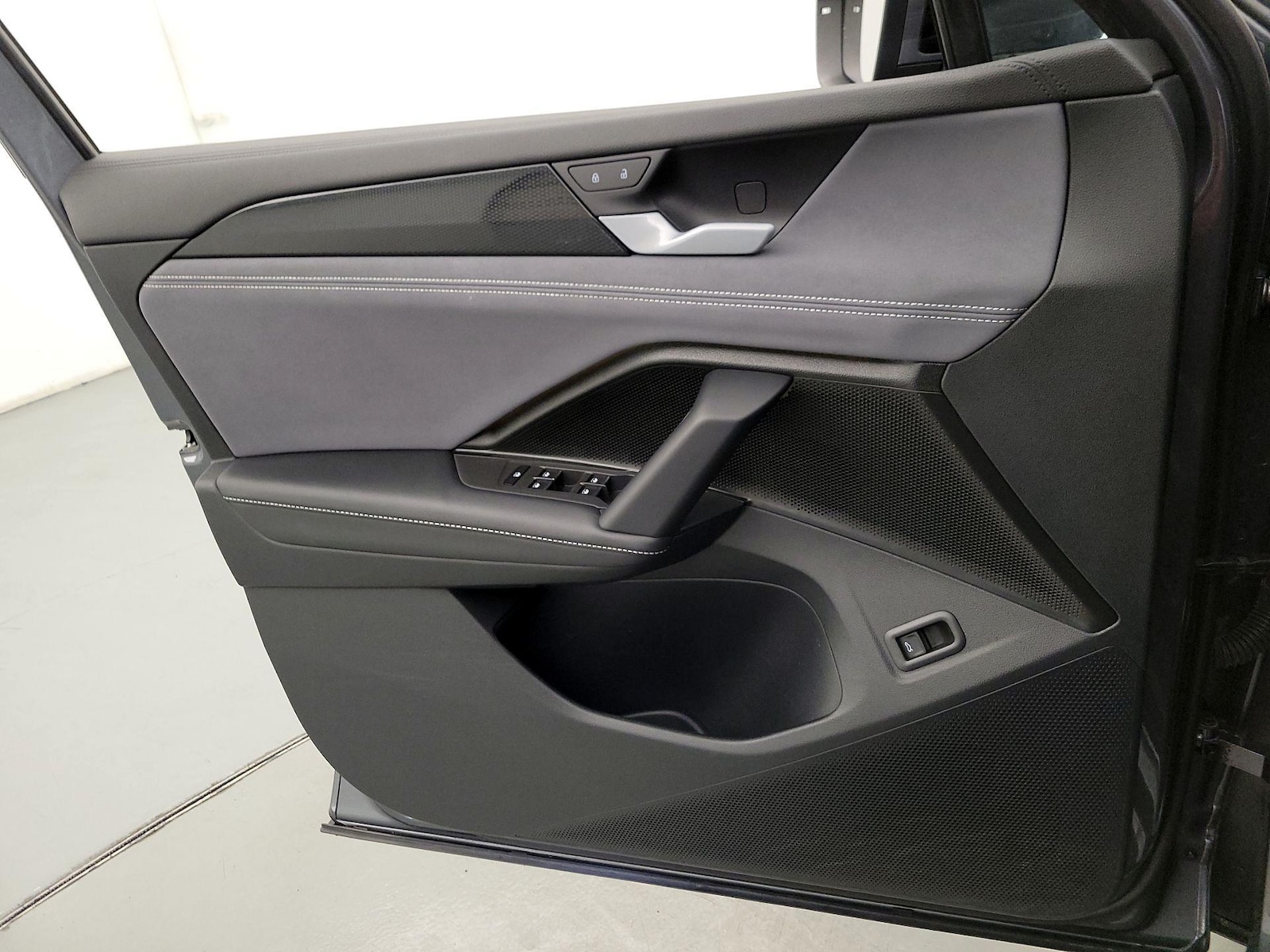 2026 Volkswagen Tiguan SE - Photo 13