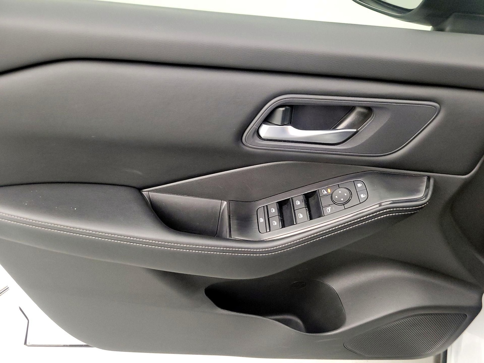 2025 Nissan Rogue SV - Photo 13