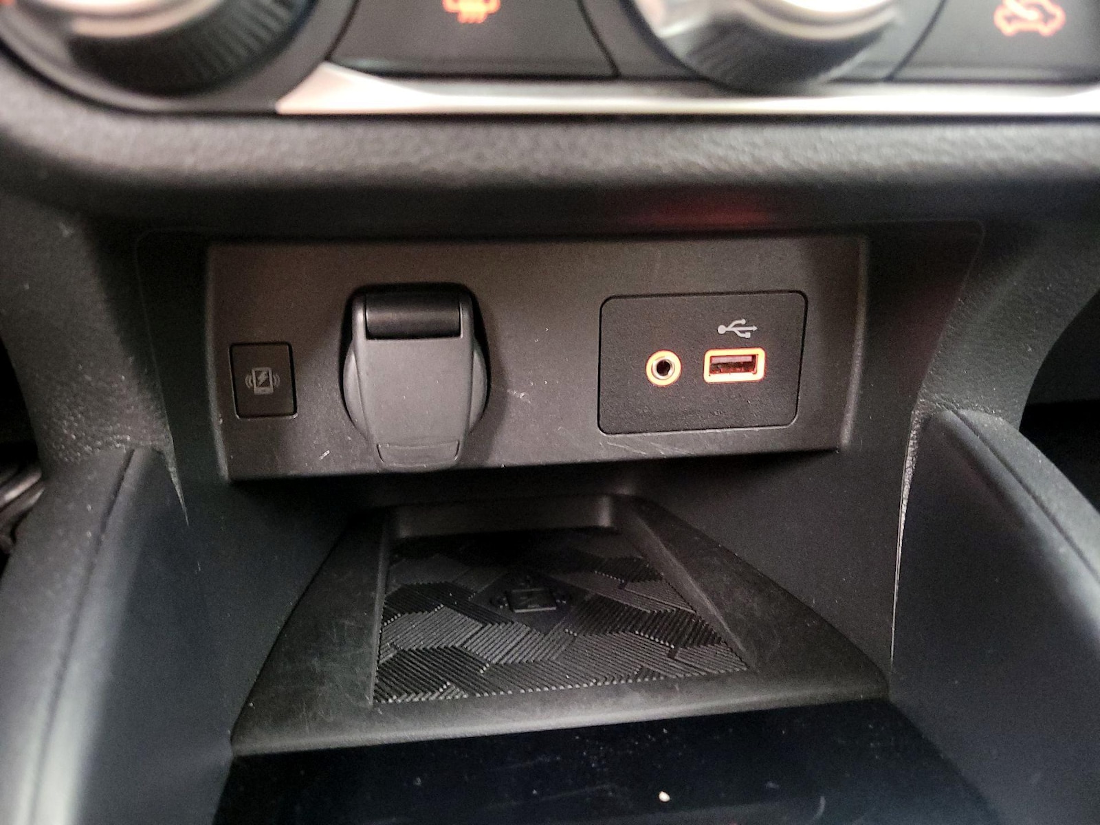 2025 Nissan Versa Sedan SV - Photo 18