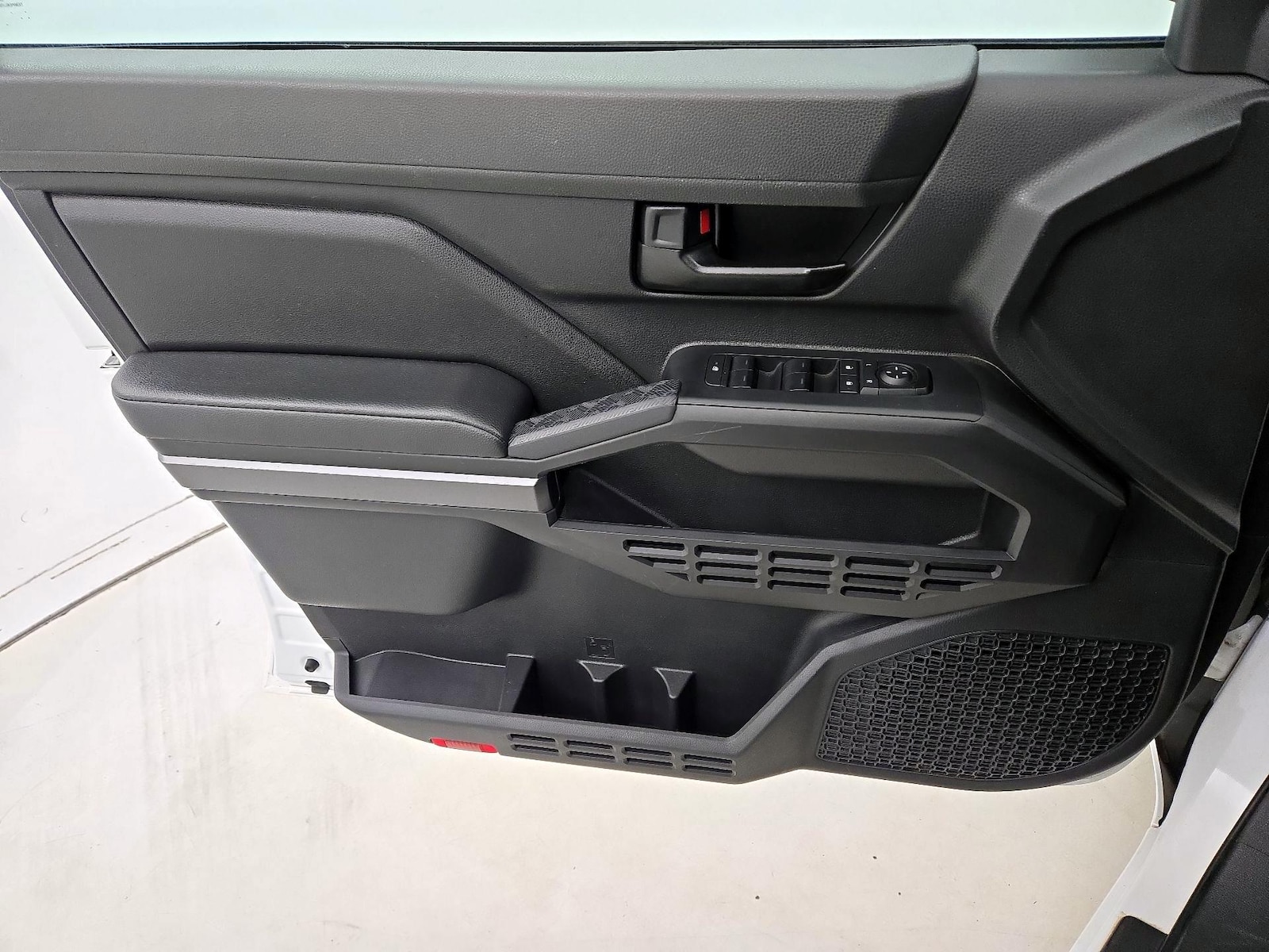 2025 Toyota Tacoma SR5 - Photo 13