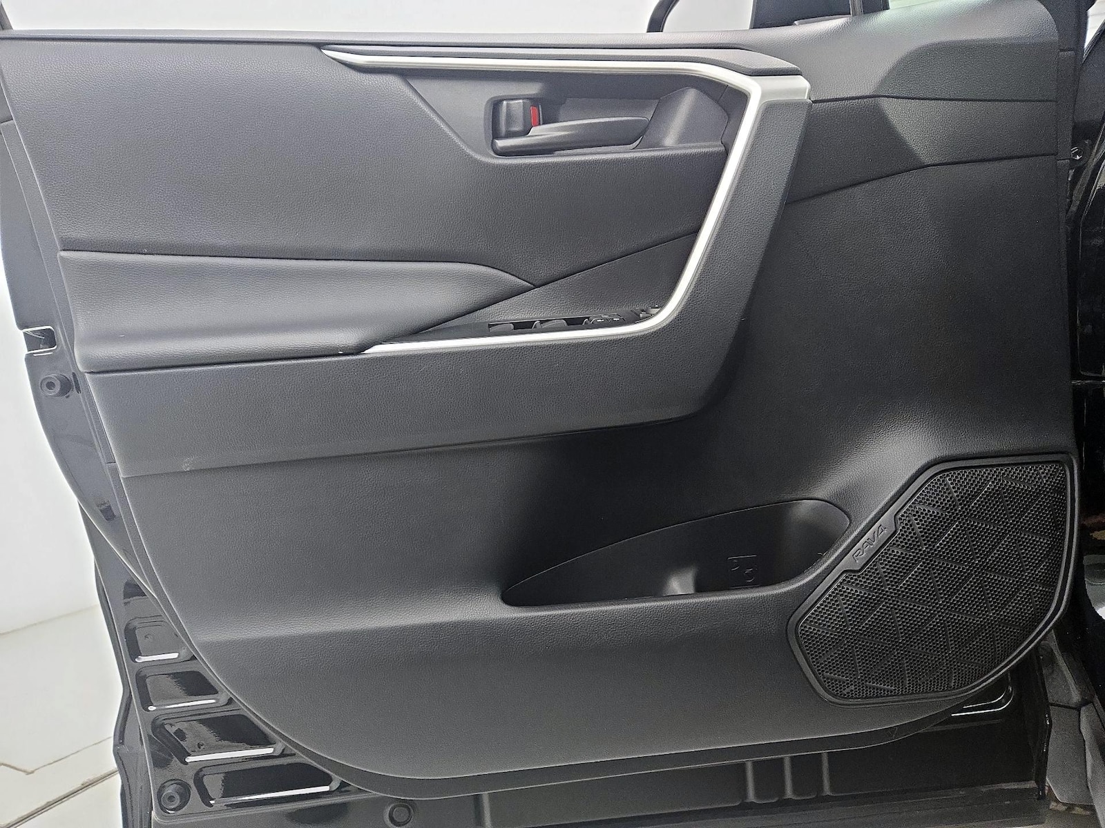 2025 Toyota RAV4 LE - Photo 13