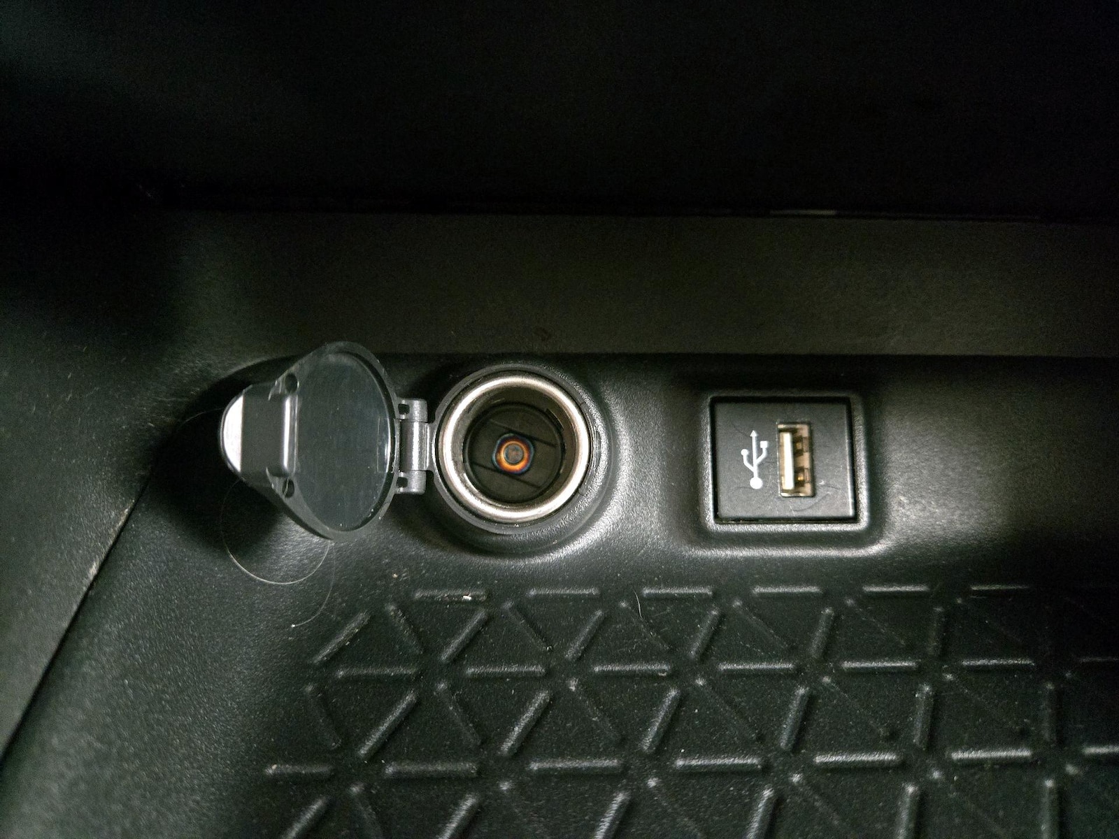 2025 Toyota RAV4 LE - Photo 19