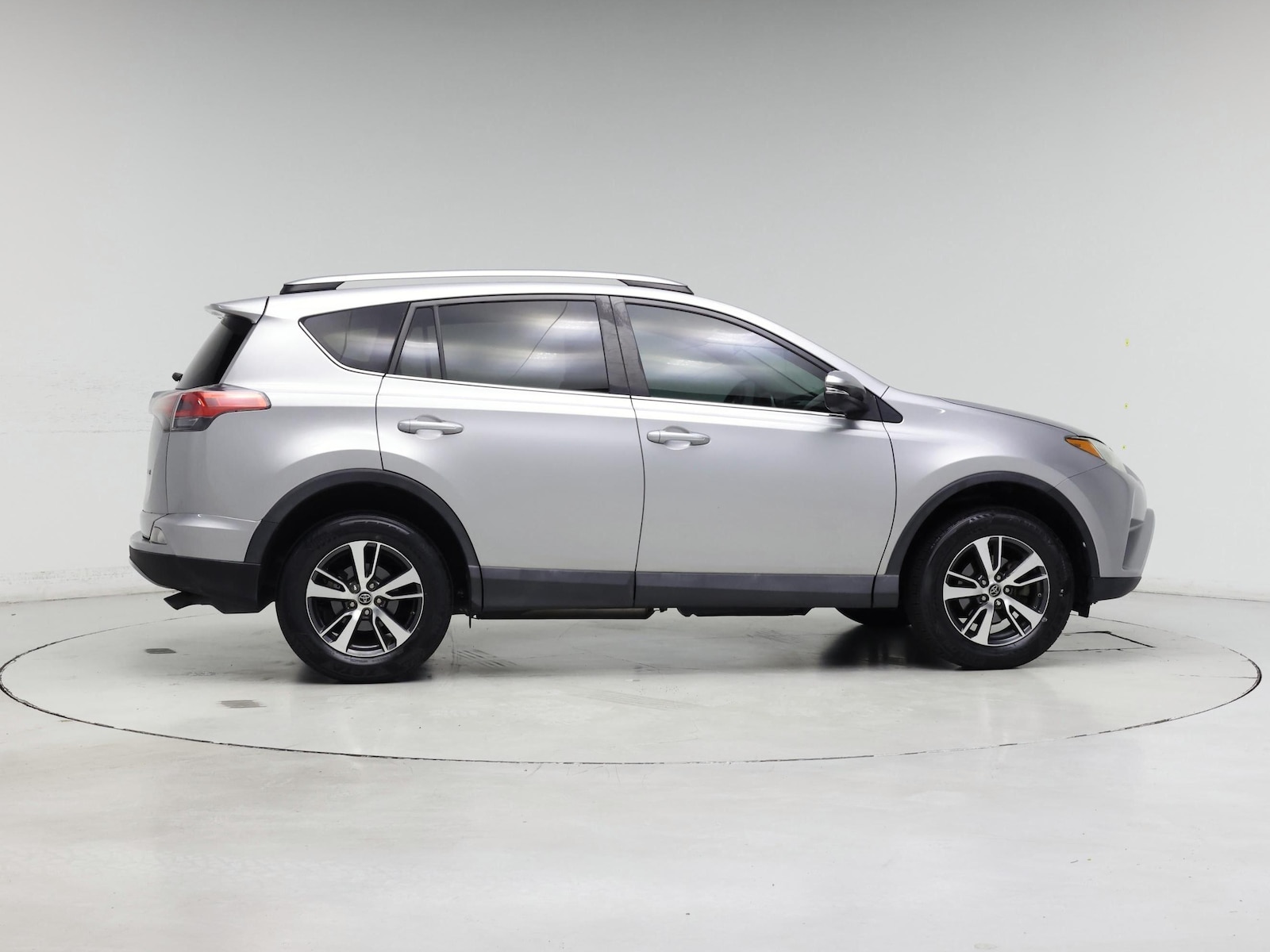 2018 Toyota RAV4 XLE - Photo 8