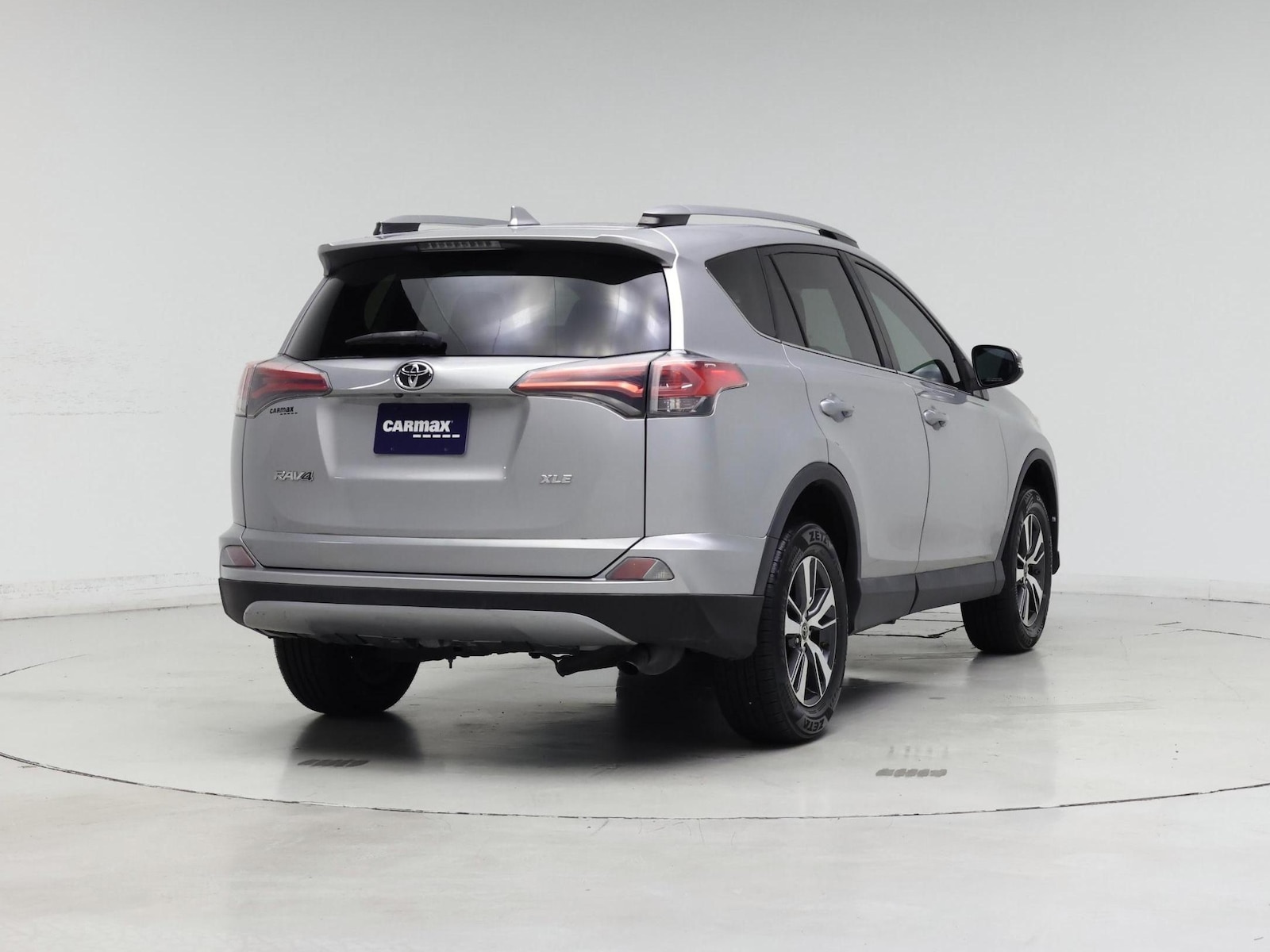 2018 Toyota RAV4 XLE - Photo 9