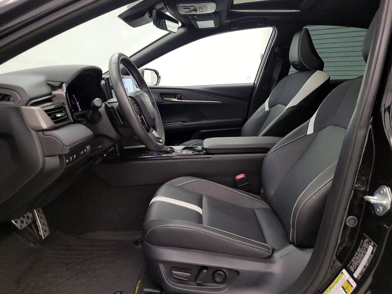 2025 Toyota Camry SE - Photo 12