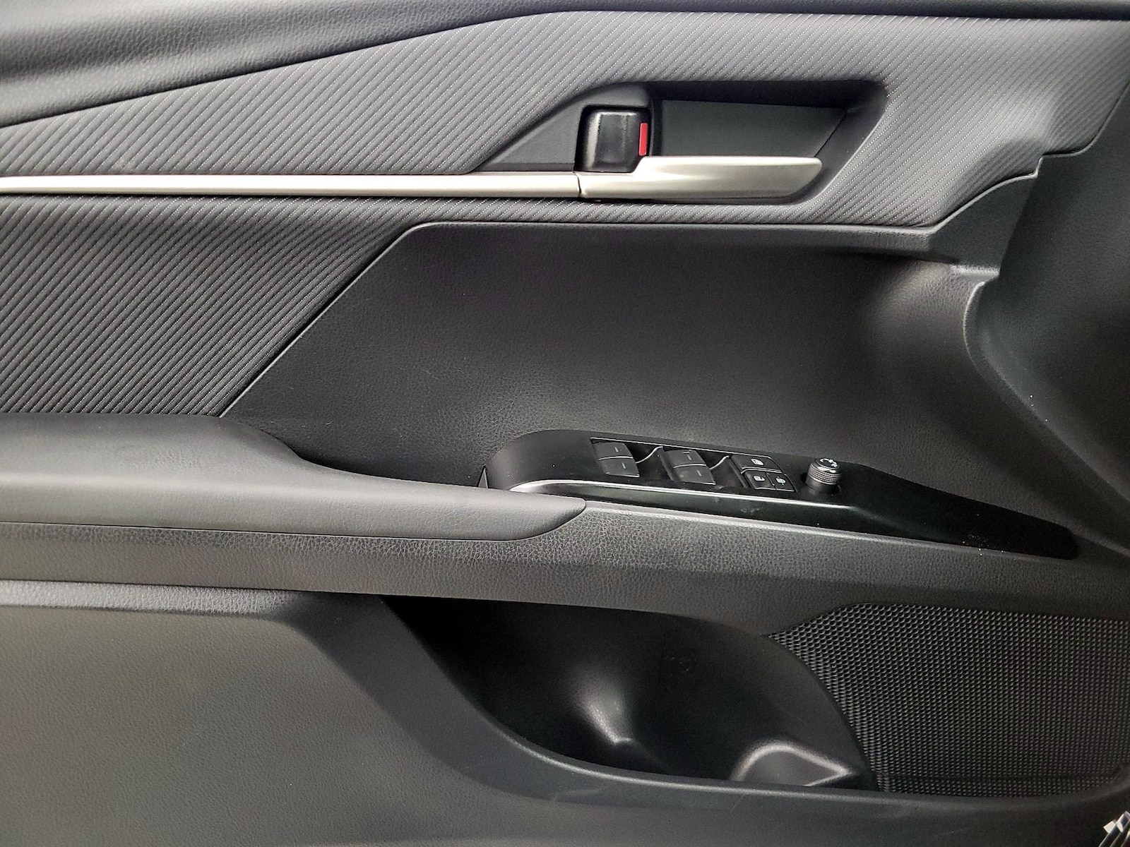 2025 Toyota Camry SE - Photo 13
