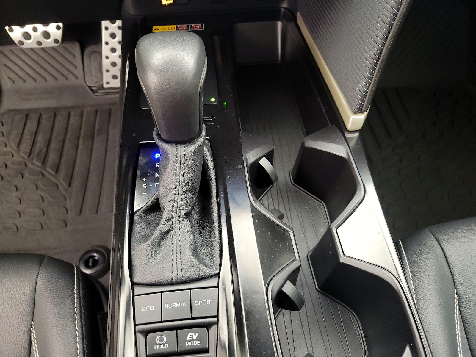 2025 Toyota Camry SE - Photo 18